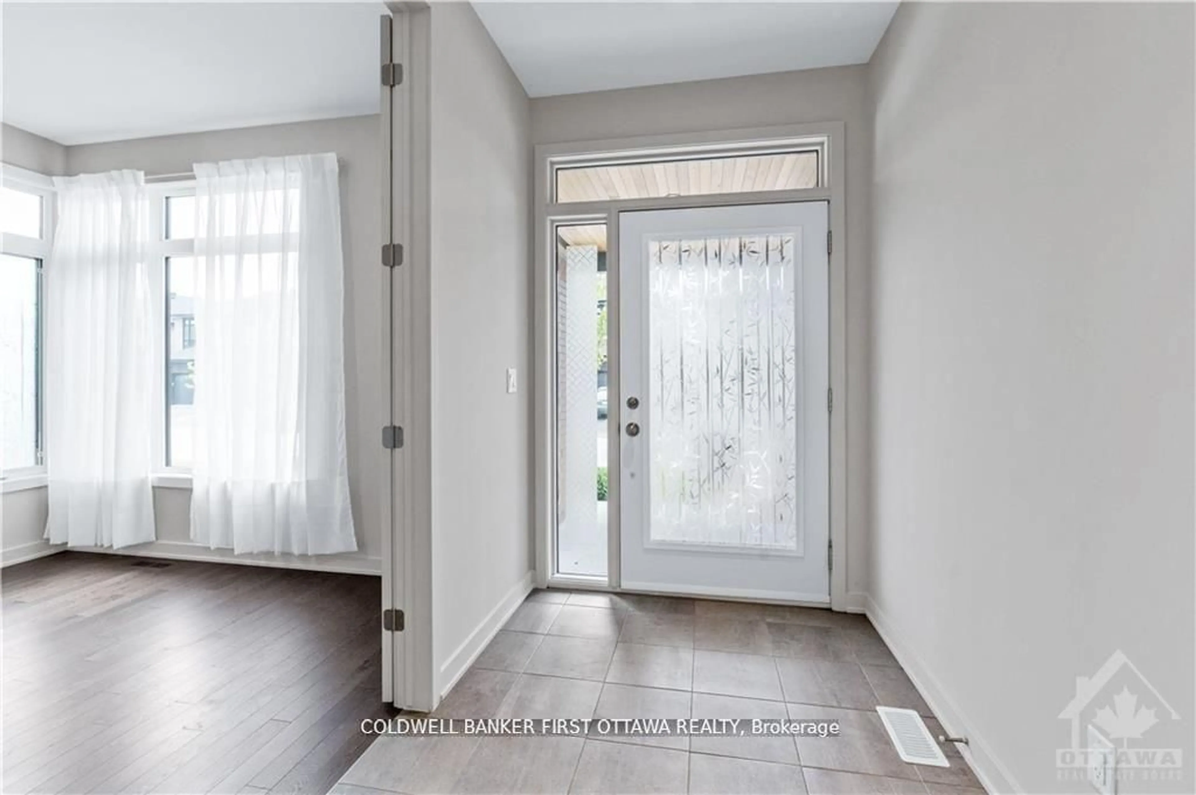 Indoor entryway for 945 ISLINGTON Way, Ottawa Ontario K1T 0T7