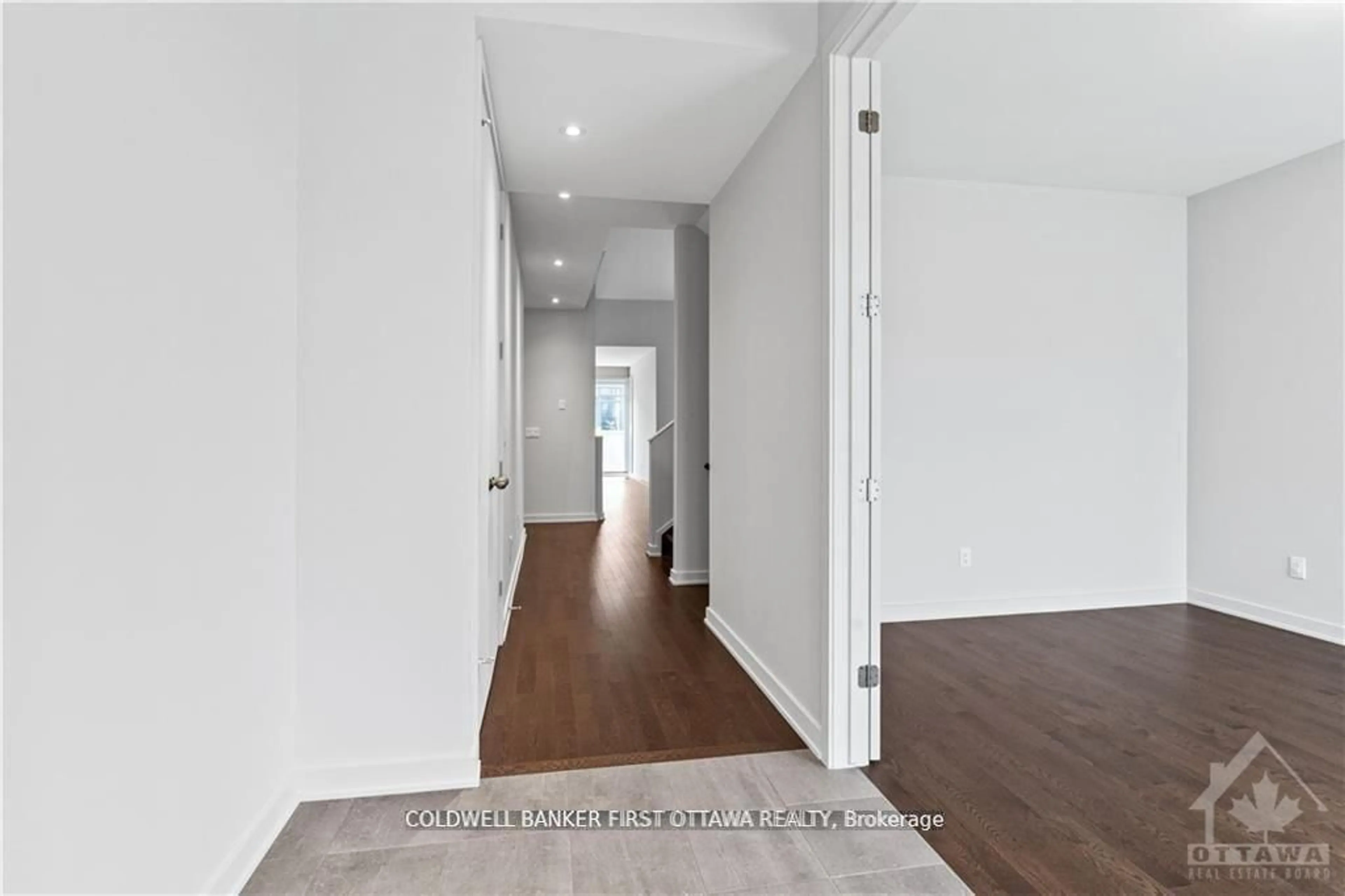 Indoor entryway for 945 ISLINGTON Way, Ottawa Ontario K1T 0T7