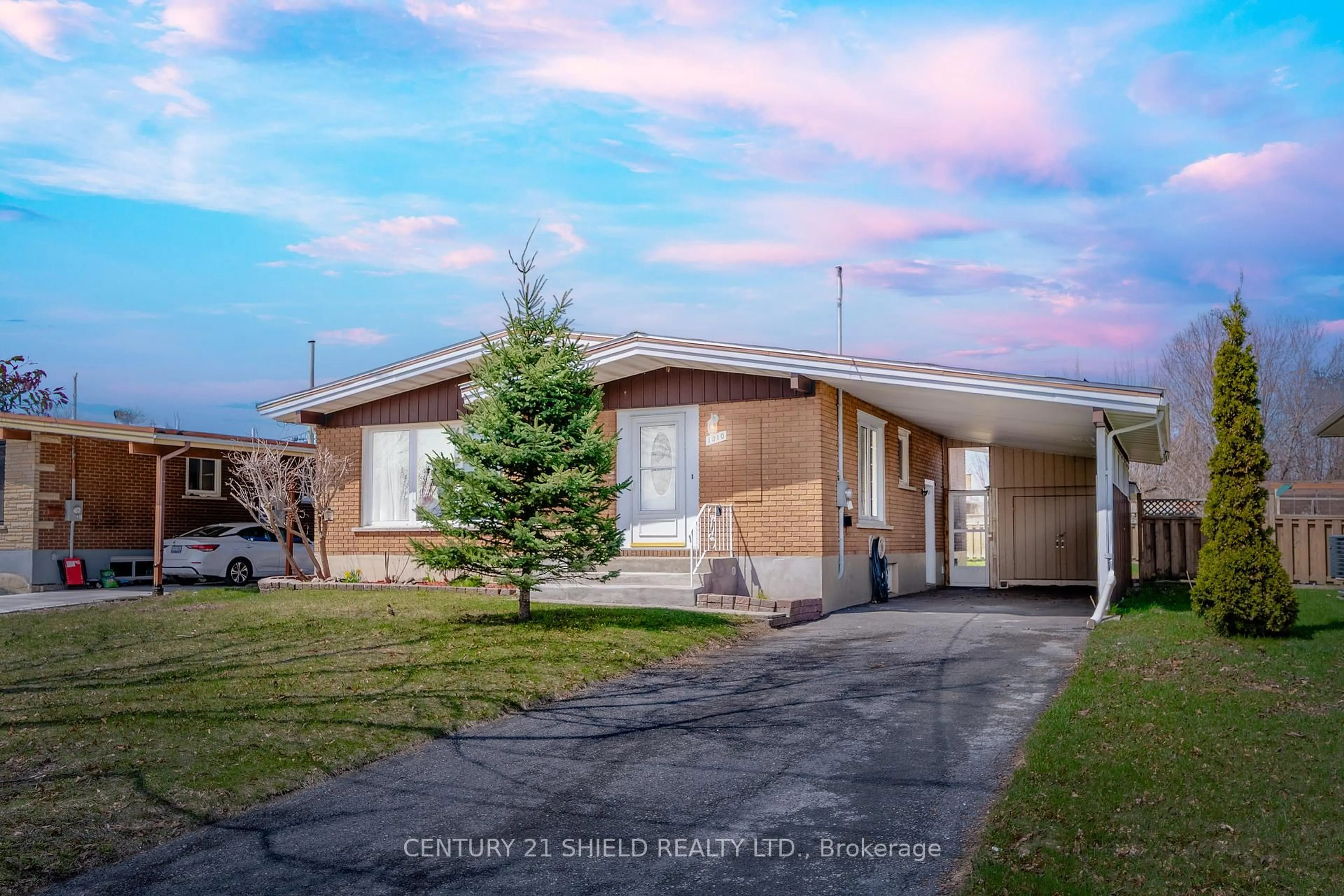 Home with vinyl exterior material, street for 1010 Lasalle Rd, Cornwall Ontario K6H 2W1