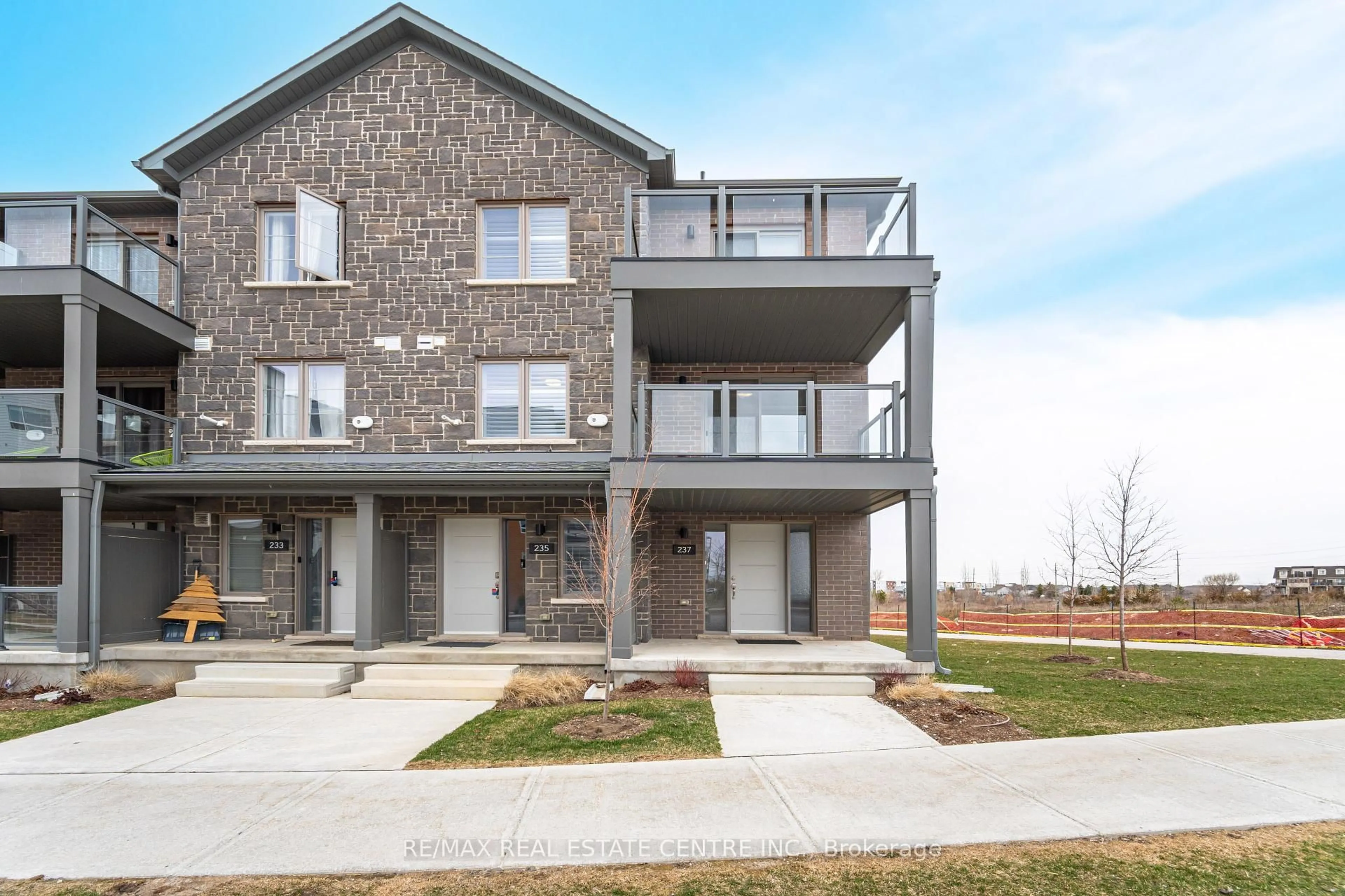 Home with brick exterior material, unknown for 237 West Oak Tr #237, Kitchener Ontario N2R 0R9
