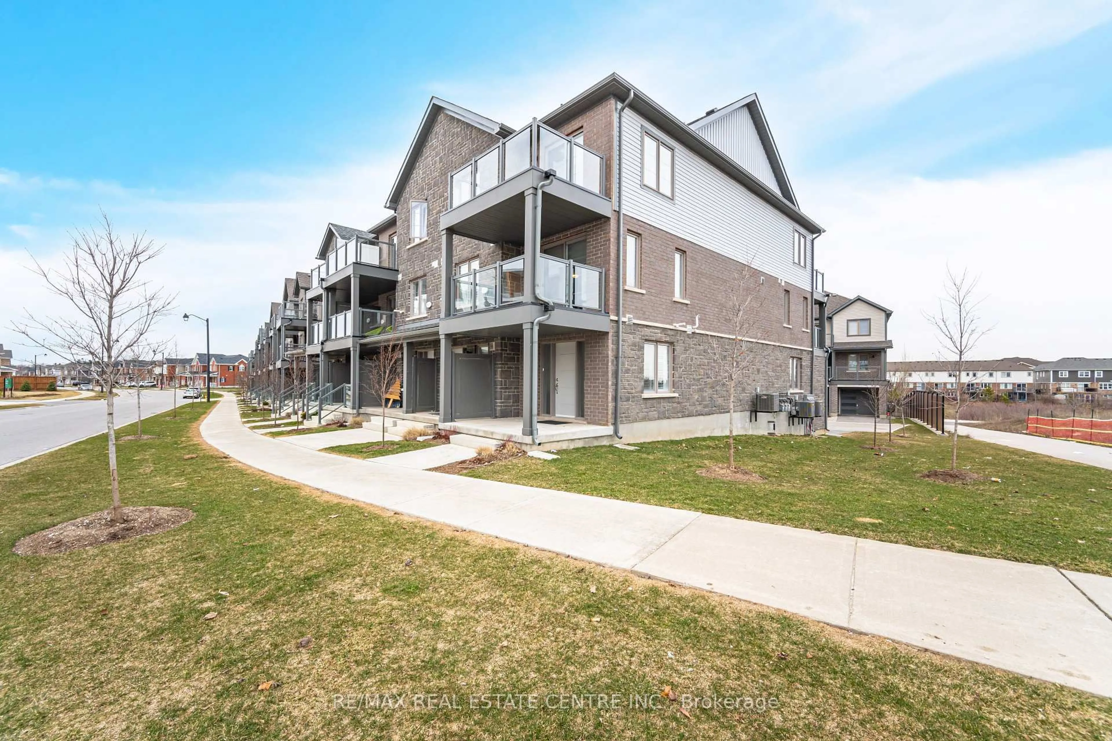 A pic from outside/outdoor area/front of a property/back of a property/a pic from drone, street for 237 West Oak Tr #237, Kitchener Ontario N2R 0R9