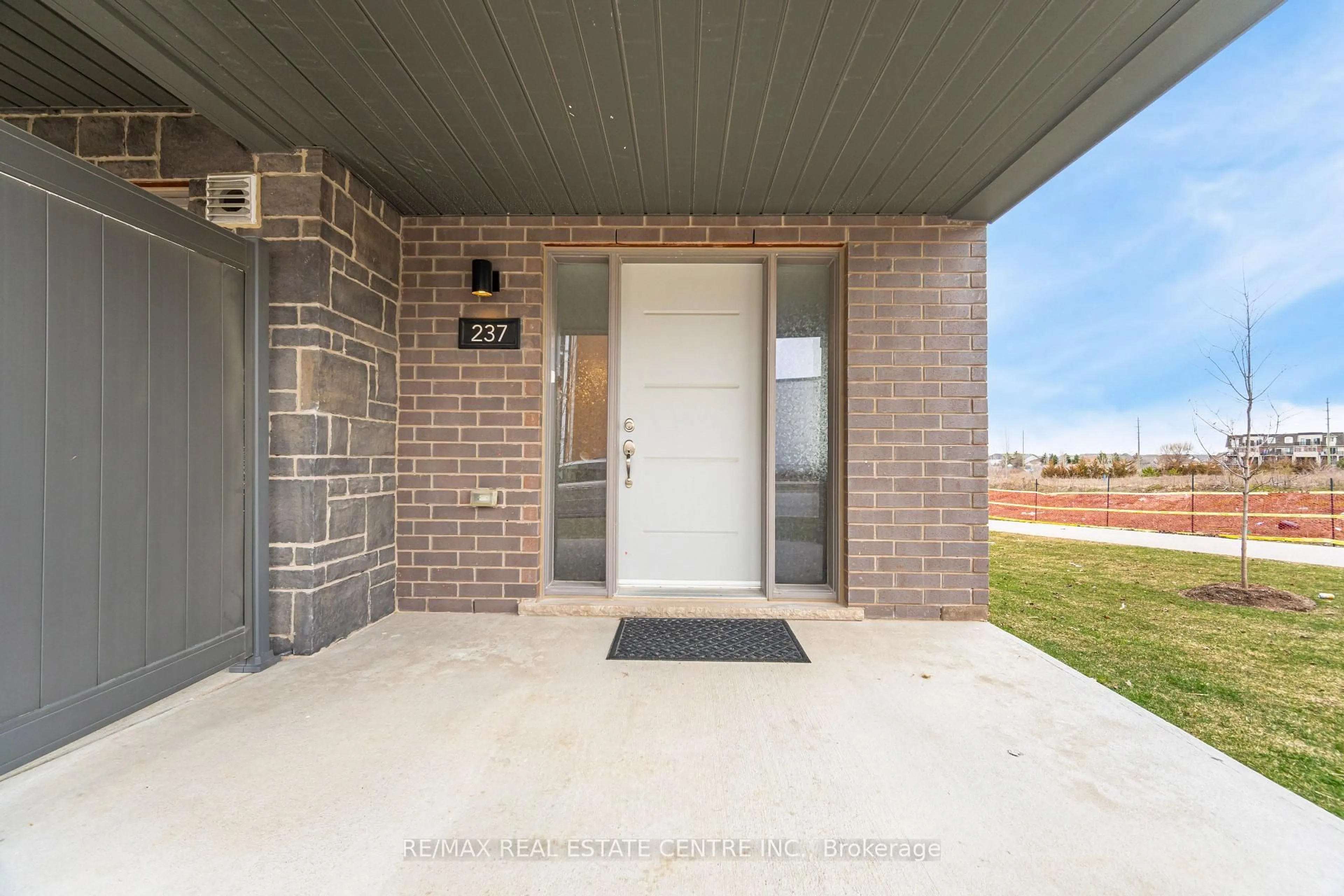 Indoor entryway for 237 West Oak Tr #237, Kitchener Ontario N2R 0R9