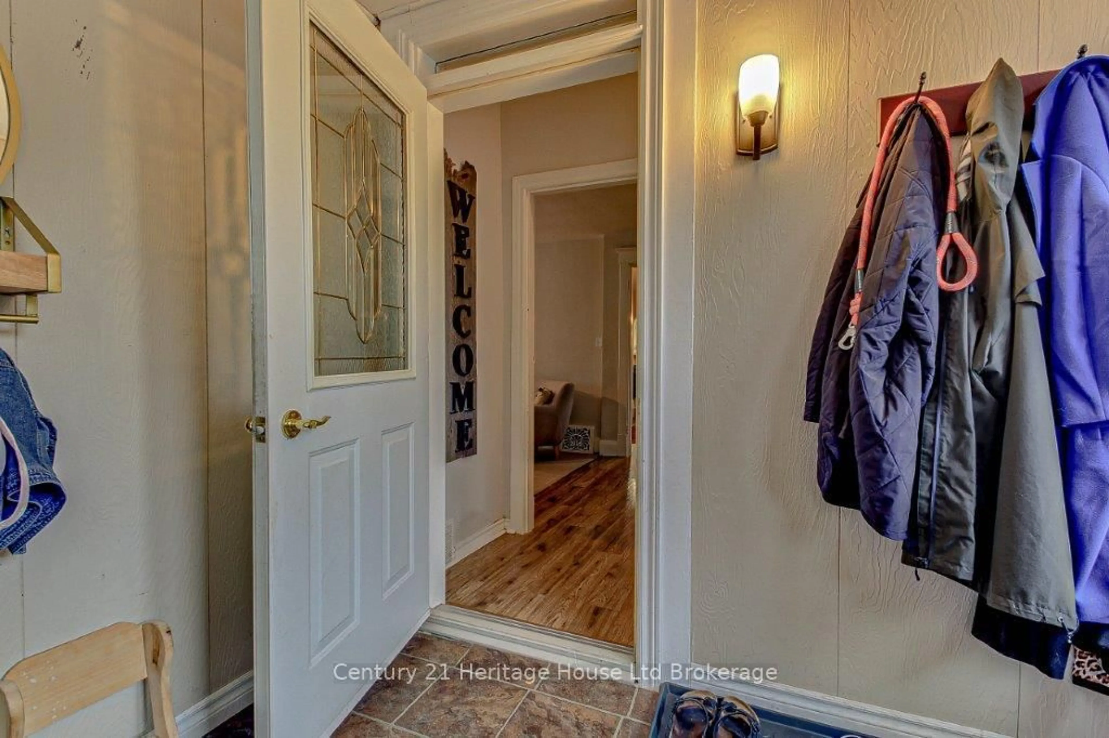 Indoor entryway for 243 RIDDELL St, Woodstock Ontario N4S 6N5