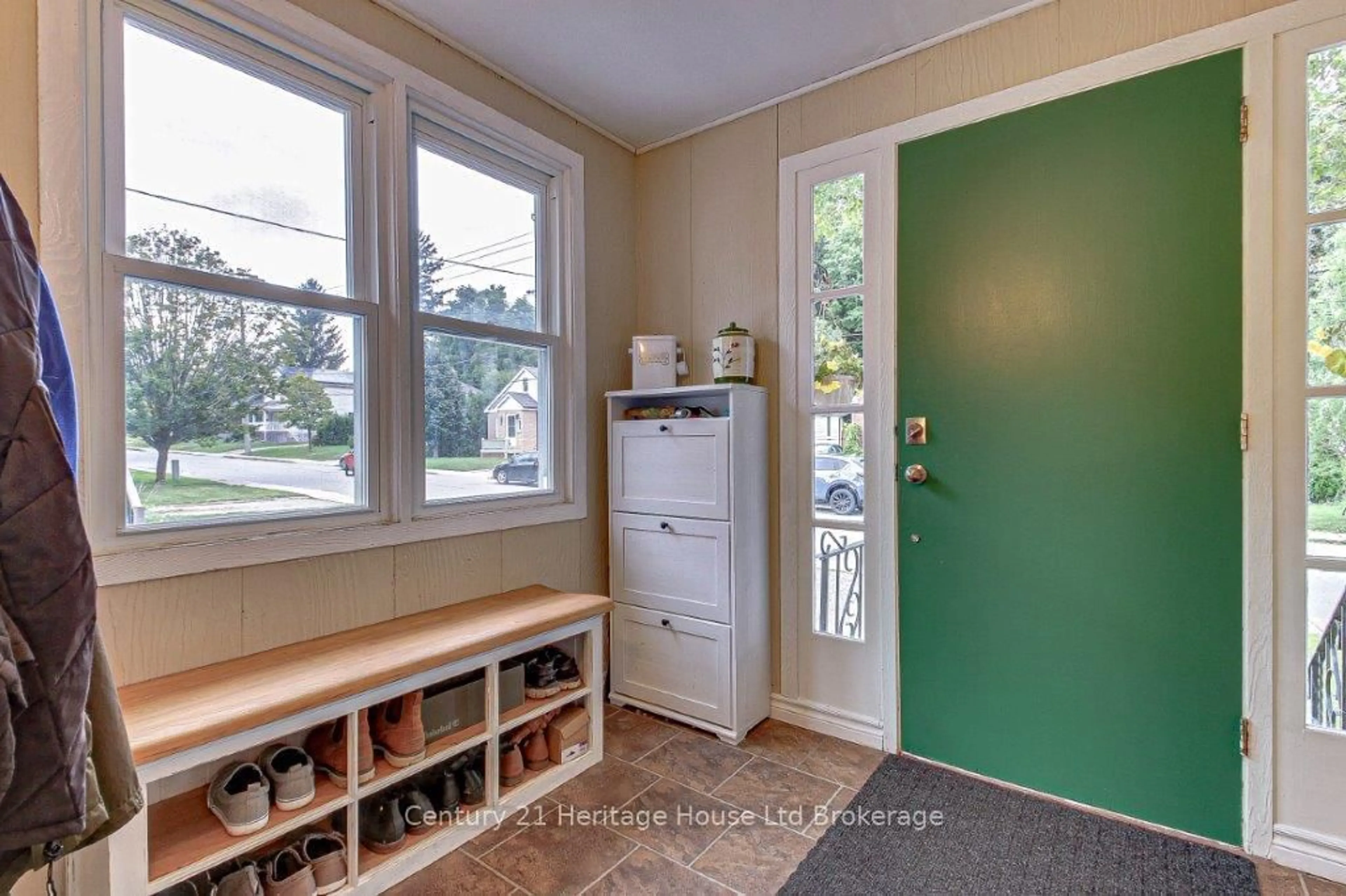 Indoor entryway for 243 RIDDELL St, Woodstock Ontario N4S 6N5