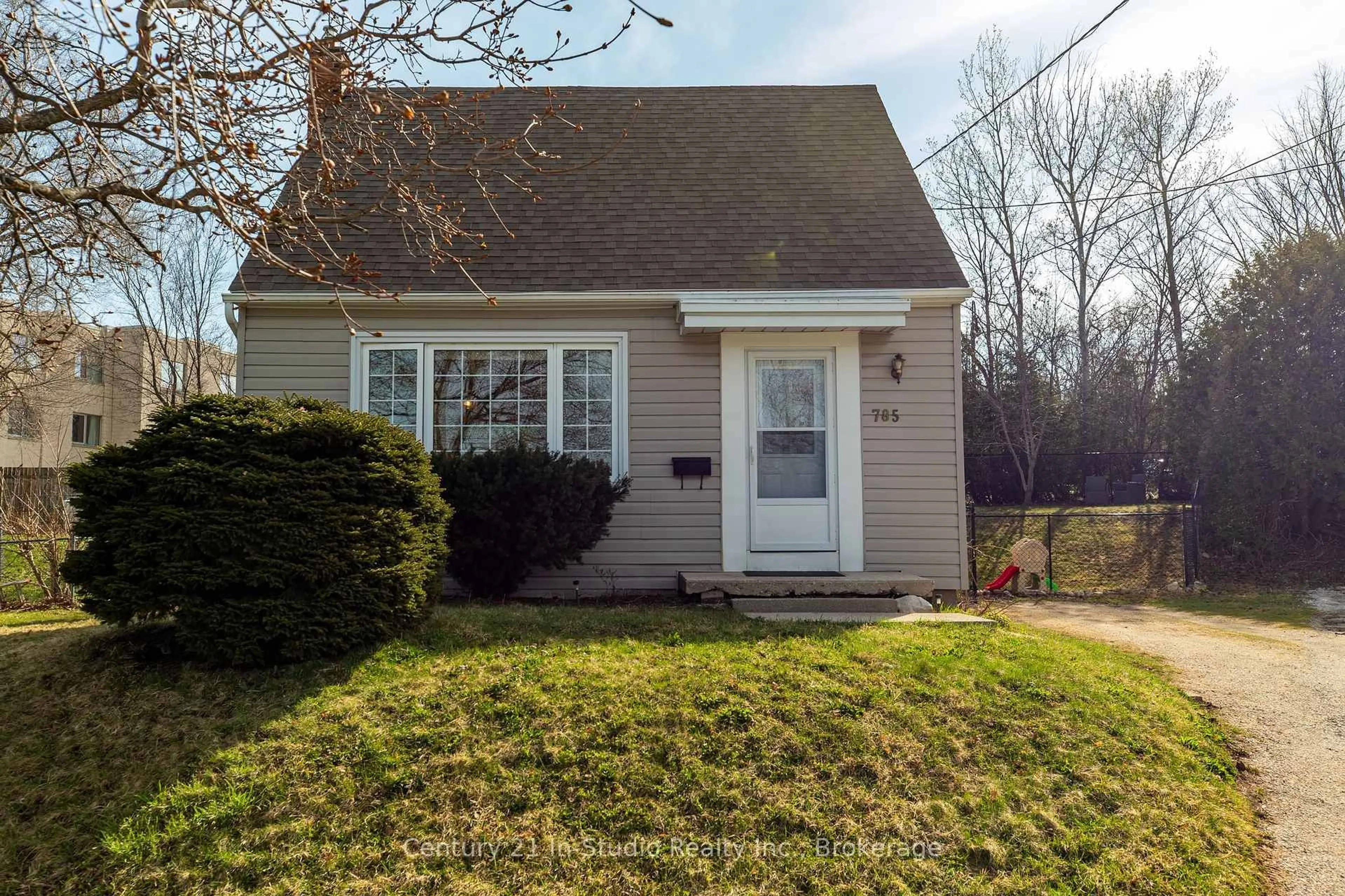 Home with vinyl exterior material, street for 785 5th St, Owen Sound Ontario N4K 1E4