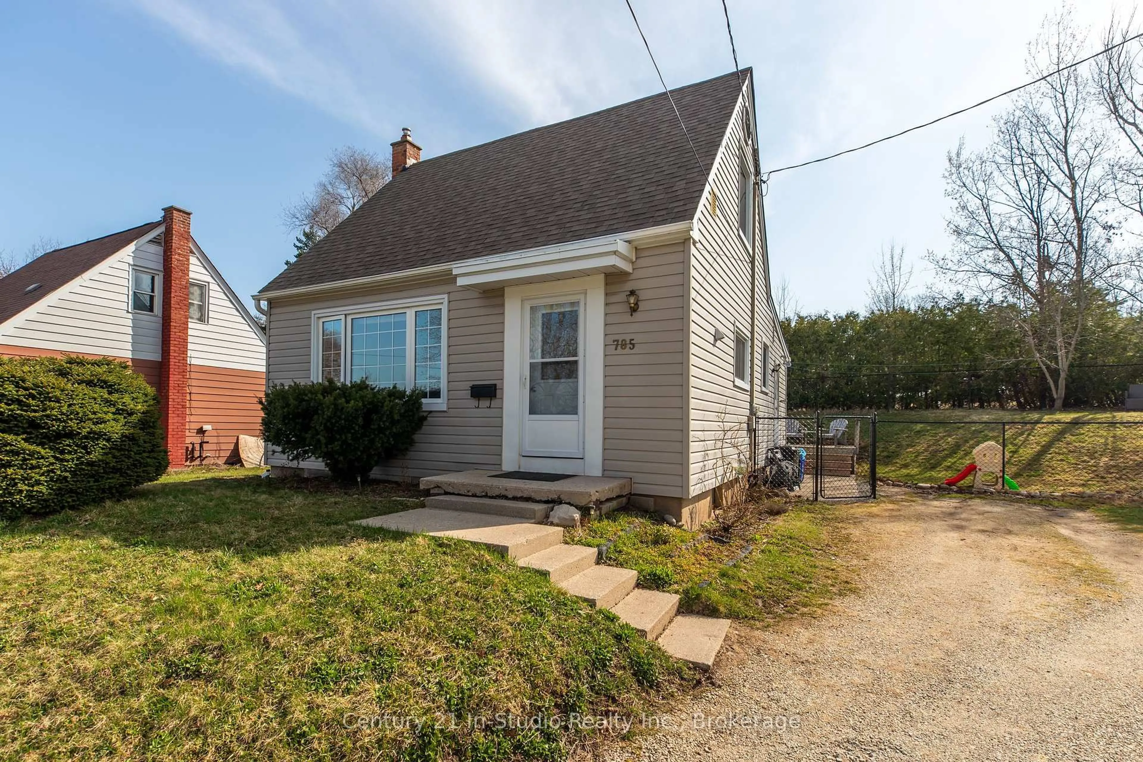 Home with vinyl exterior material, street for 785 5th St, Owen Sound Ontario N4K 1E4