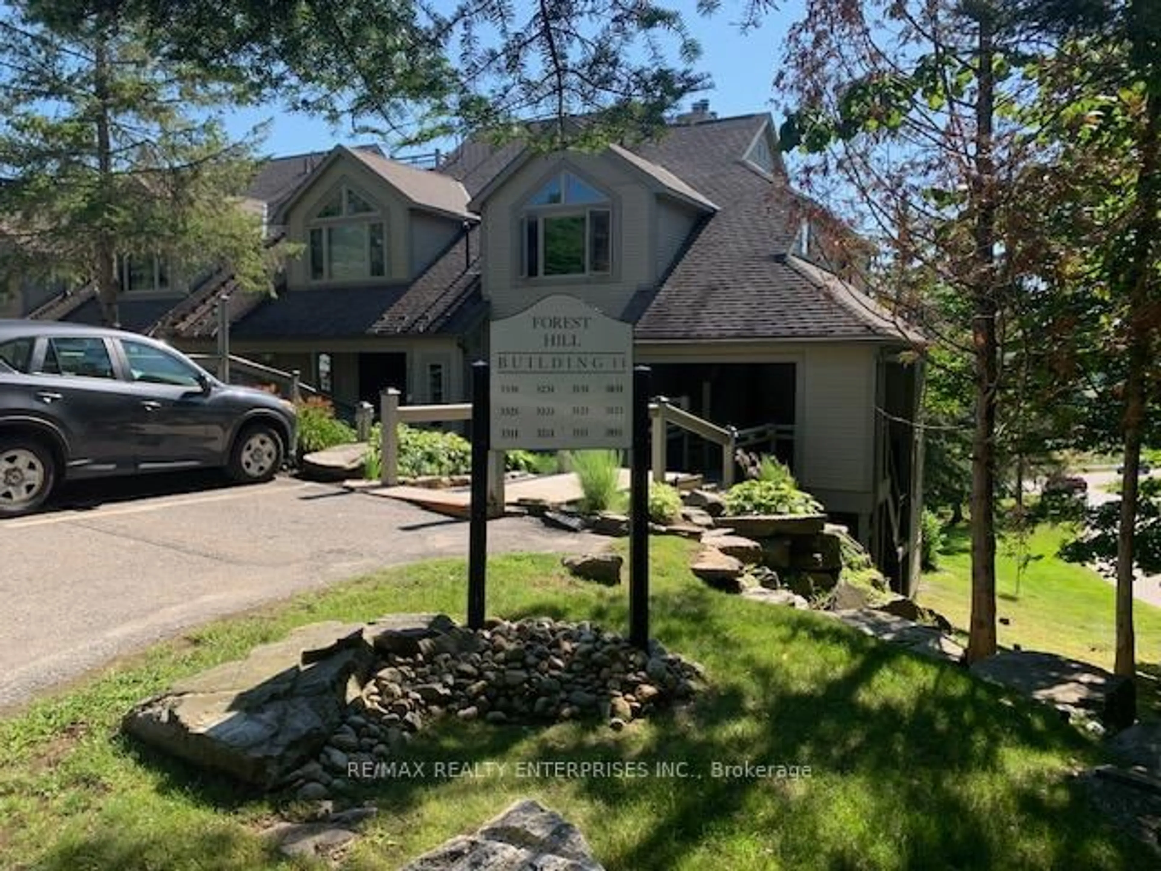 A pic from outside/outdoor area/front of a property/back of a property/a pic from drone, mountain view for 3111 Grandview Forest Hill Dr #2, Huntsville Ontario P1H 2J5