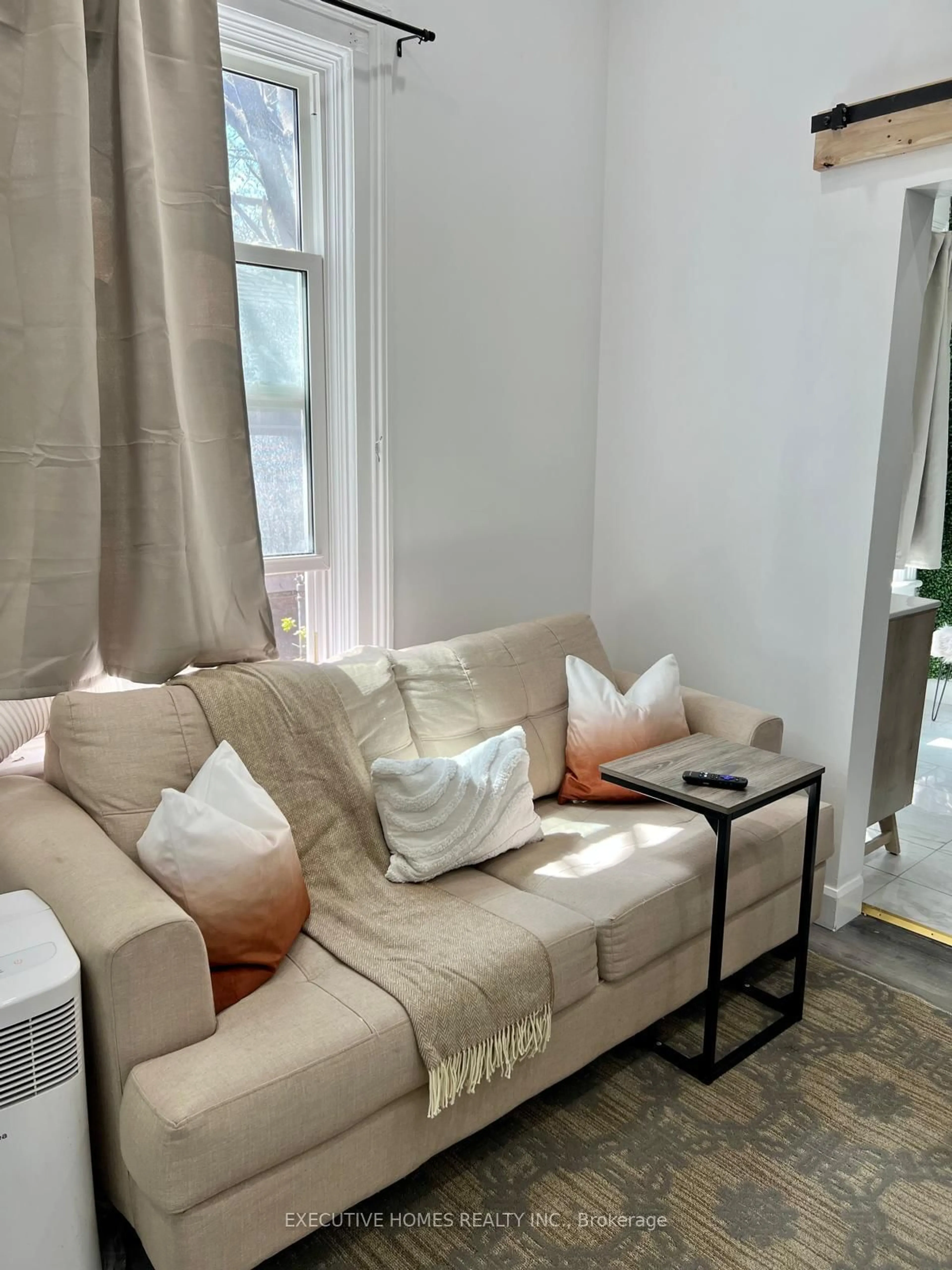Living room with furniture, unknown for 650 OXFORD St, London East Ontario N5X 3J4