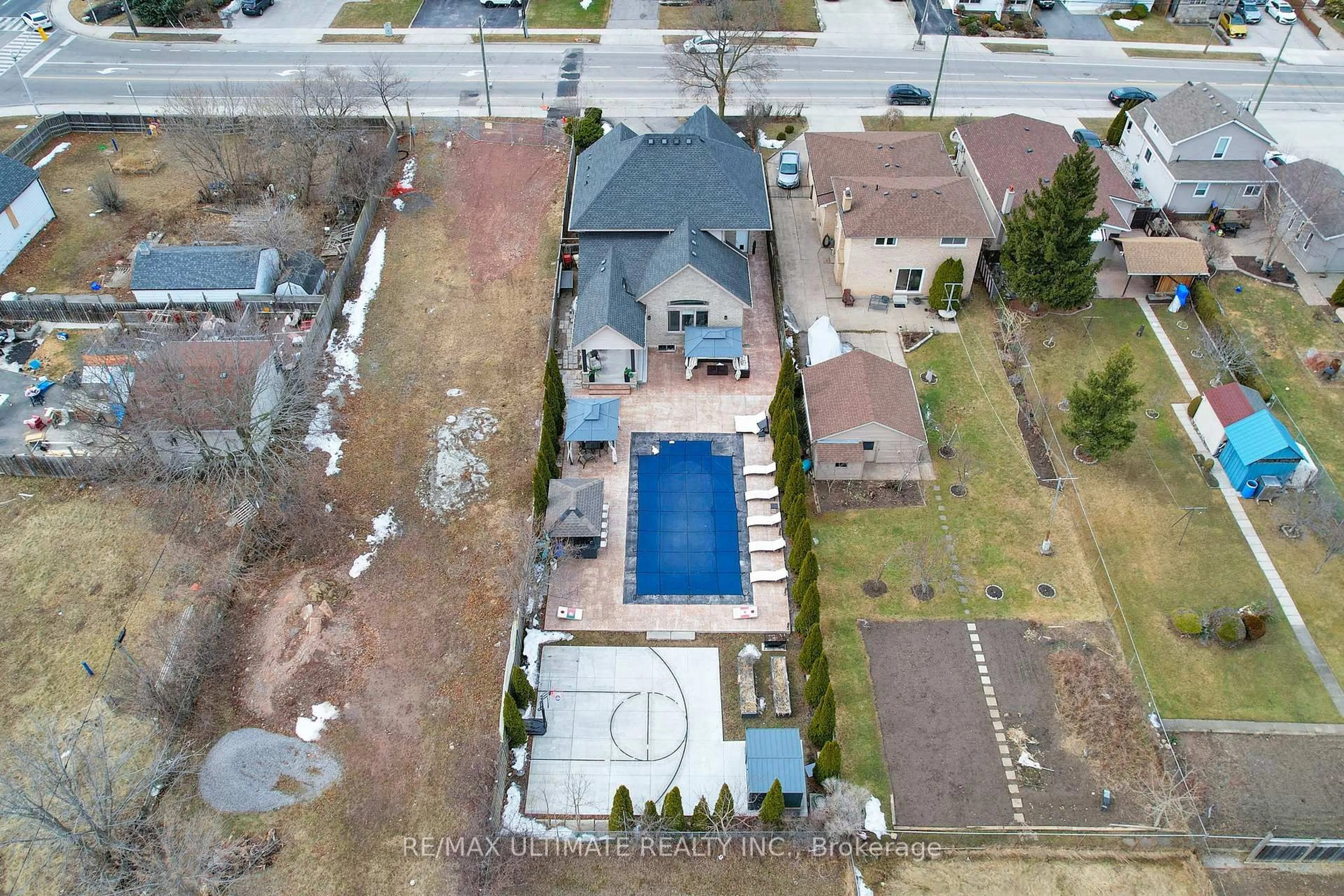 A pic from outside/outdoor area/front of a property/back of a property/a pic from drone, street for 178 Millen Rd, Hamilton Ontario L8E 2G5