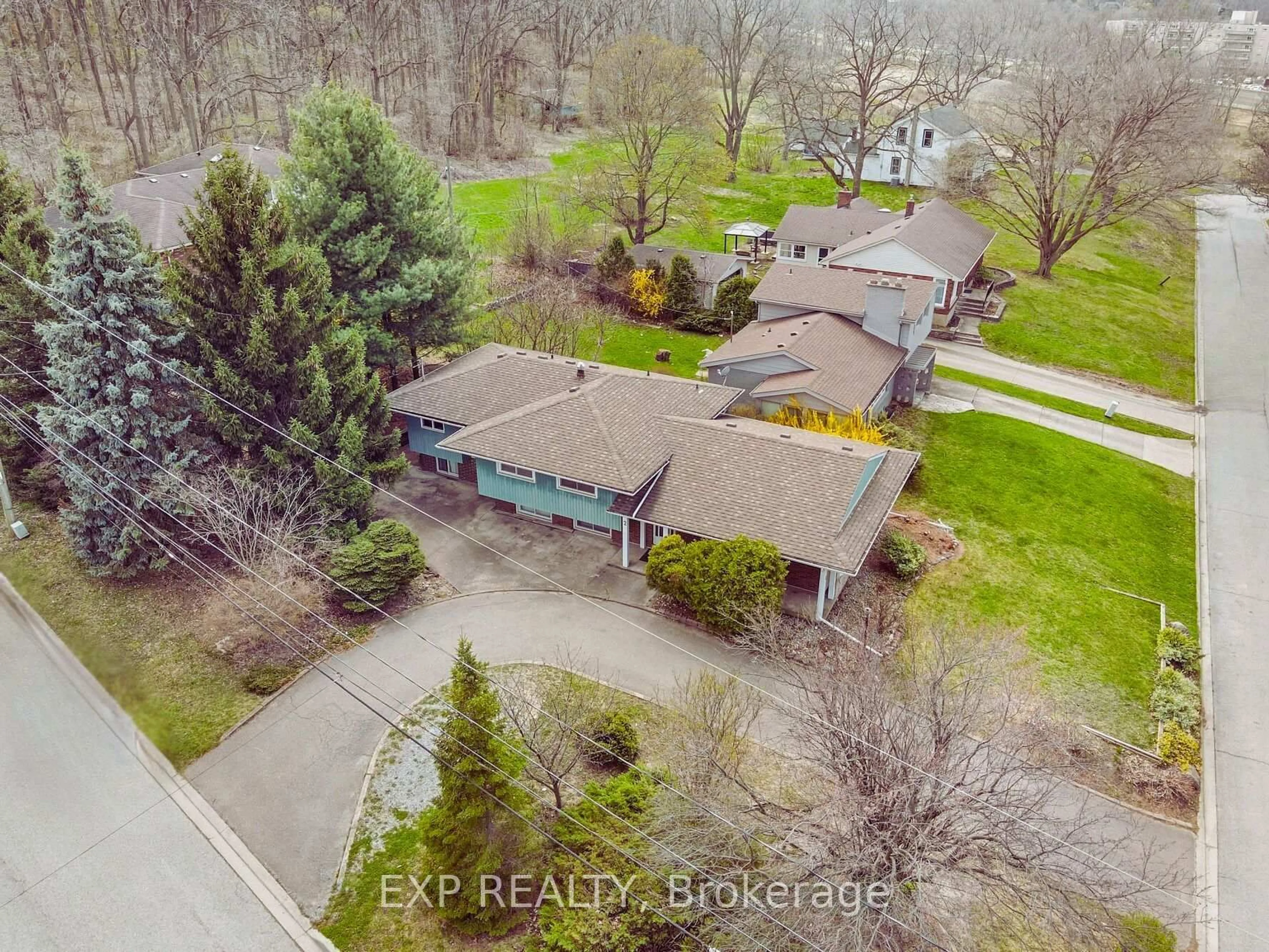 A pic from outside/outdoor area/front of a property/back of a property/a pic from drone, street for 2 ROCKDALE Ave, St. Catharines Ontario L2T 1V4