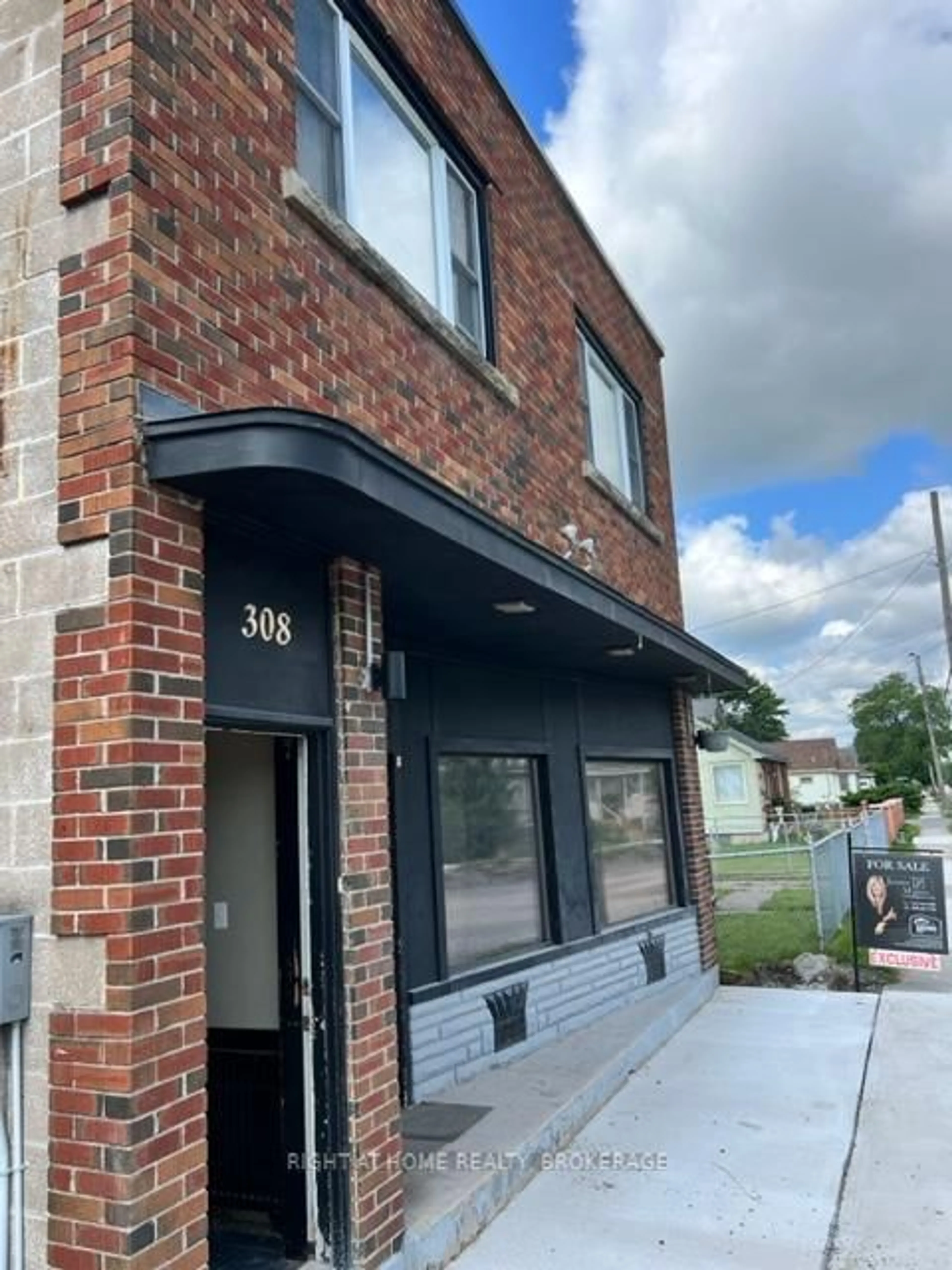 Home with brick exterior material, building for 308 Broadway St, Welland Ontario L3C 5L9