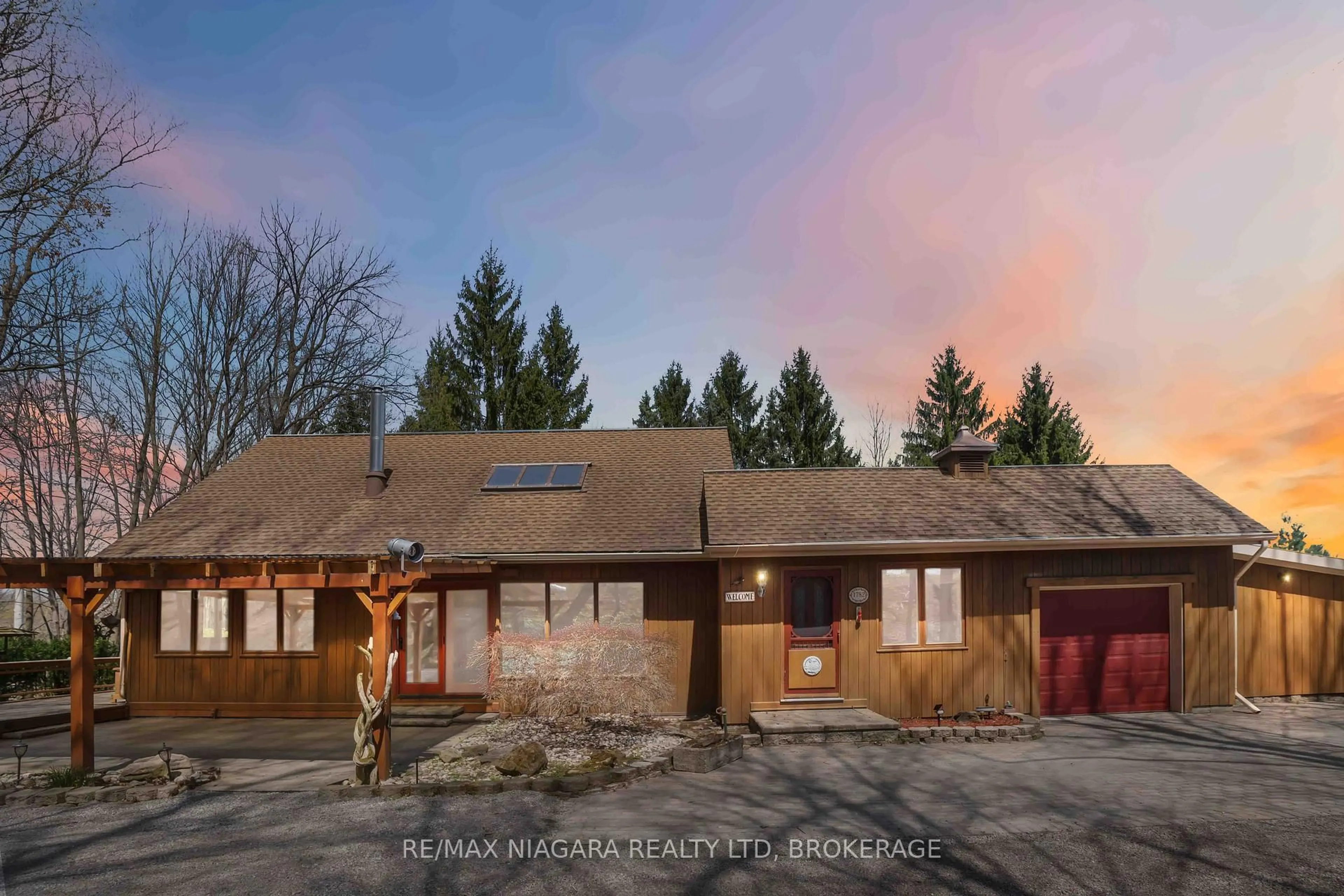 A pic from outside/outdoor area/front of a property/back of a property/a pic from drone, unknown for 1784 Garner Rd, Niagara Falls Ontario L2E 6S4