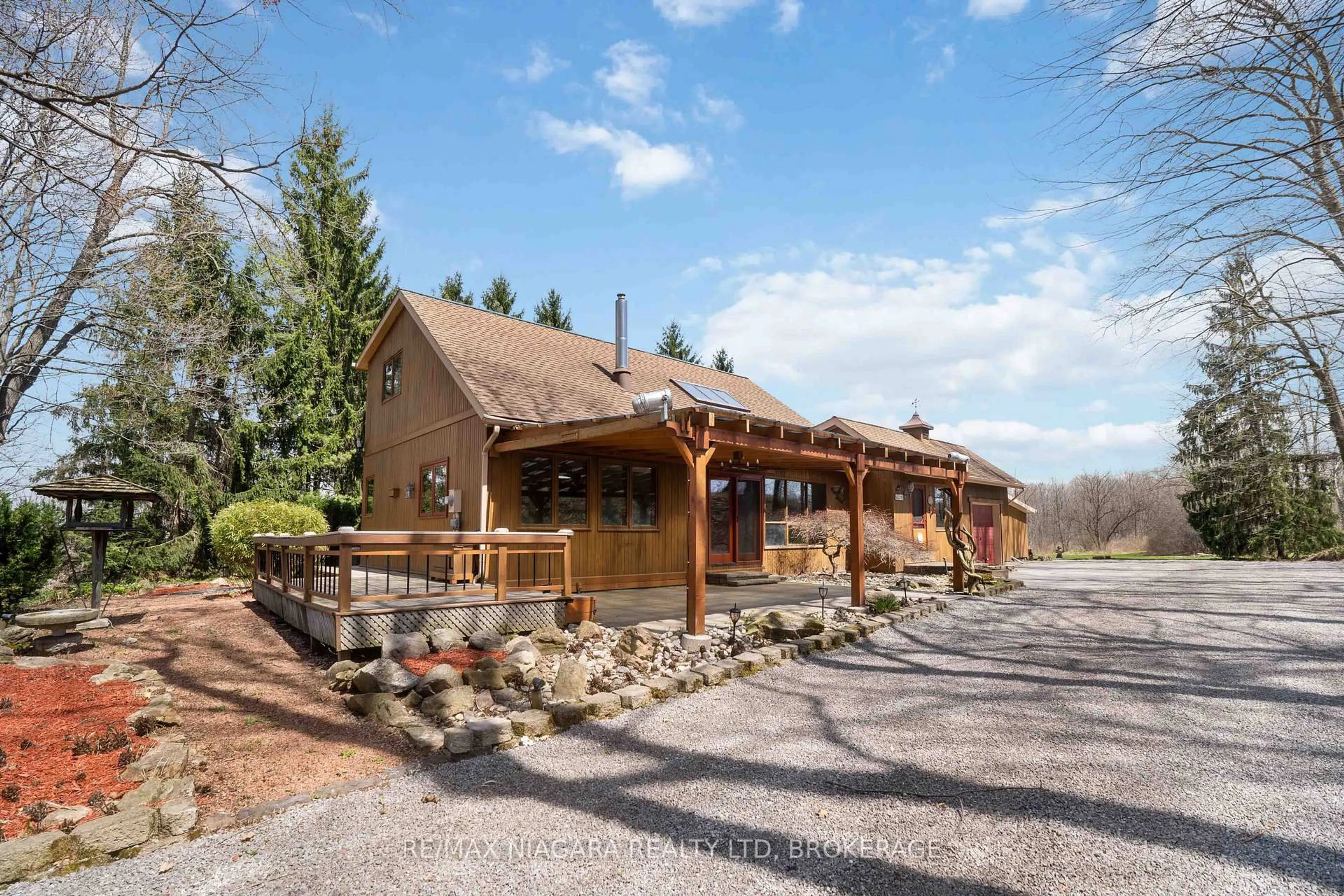 Patio, mountain view for 1784 Garner Rd, Niagara Falls Ontario L2E 6S4
