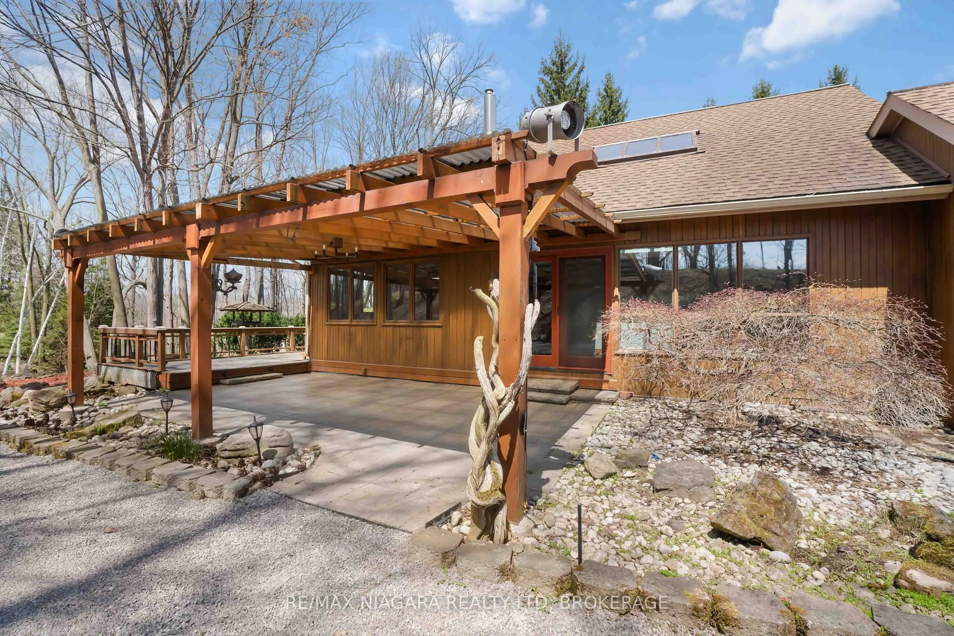 Patio, building for 1784 Garner Rd, Niagara Falls Ontario L2E 6S4