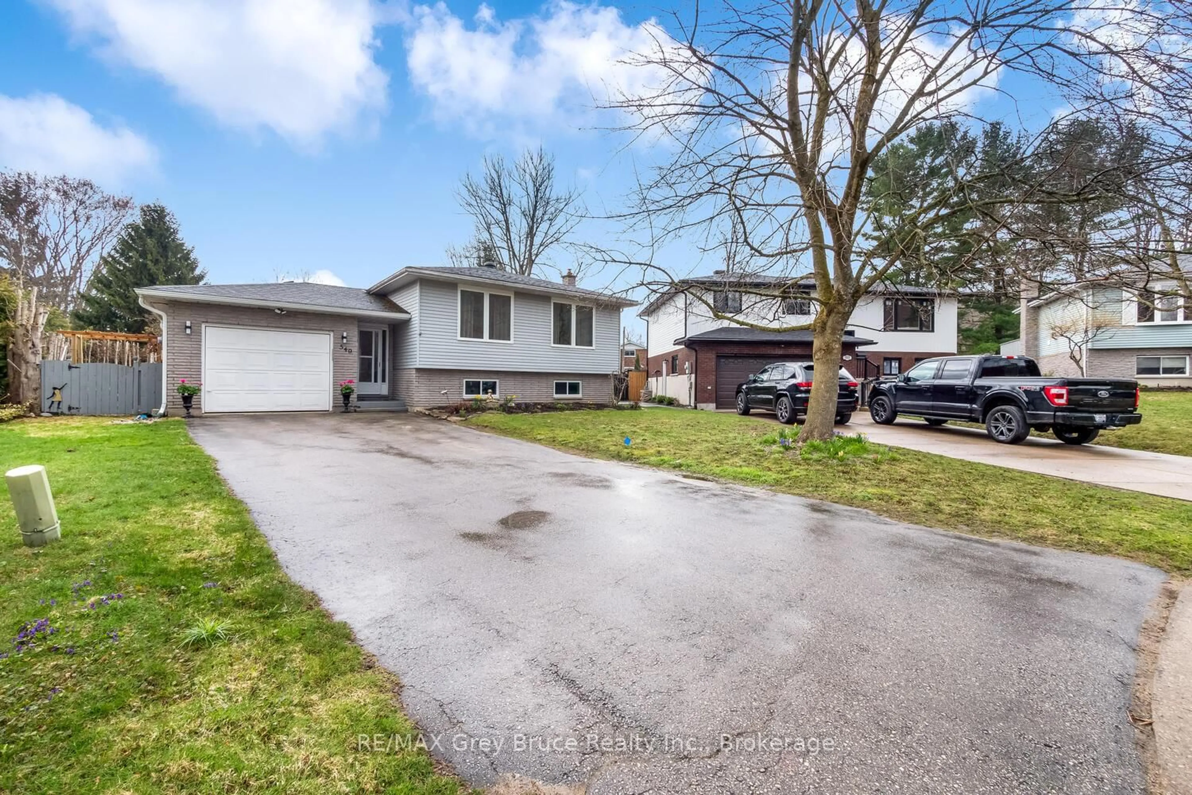A pic from outside/outdoor area/front of a property/back of a property/a pic from drone, street for 549 2nd St, Owen Sound Ontario N4K 6R6