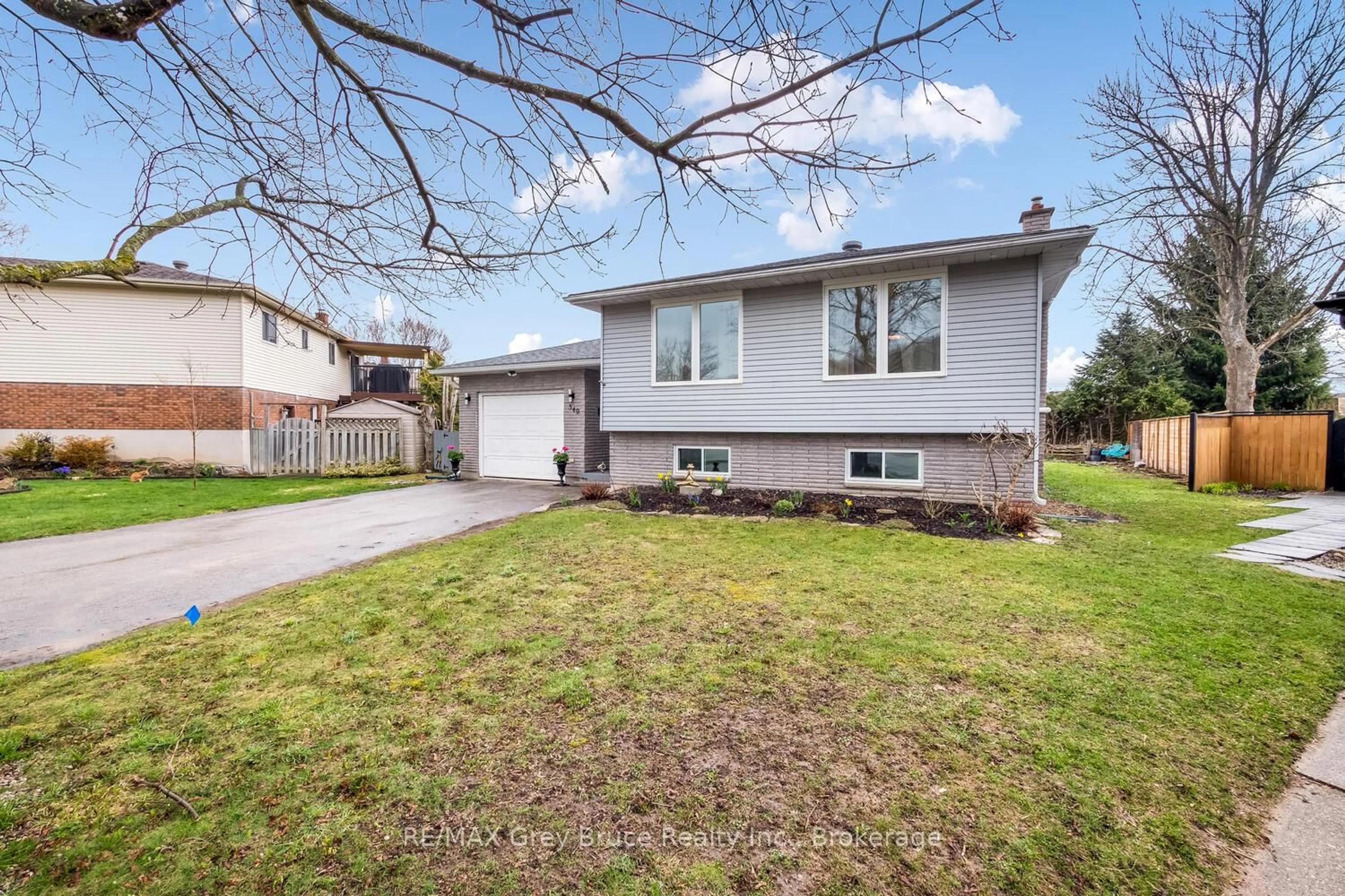 Home with vinyl exterior material, street for 549 2nd St, Owen Sound Ontario N4K 6R6