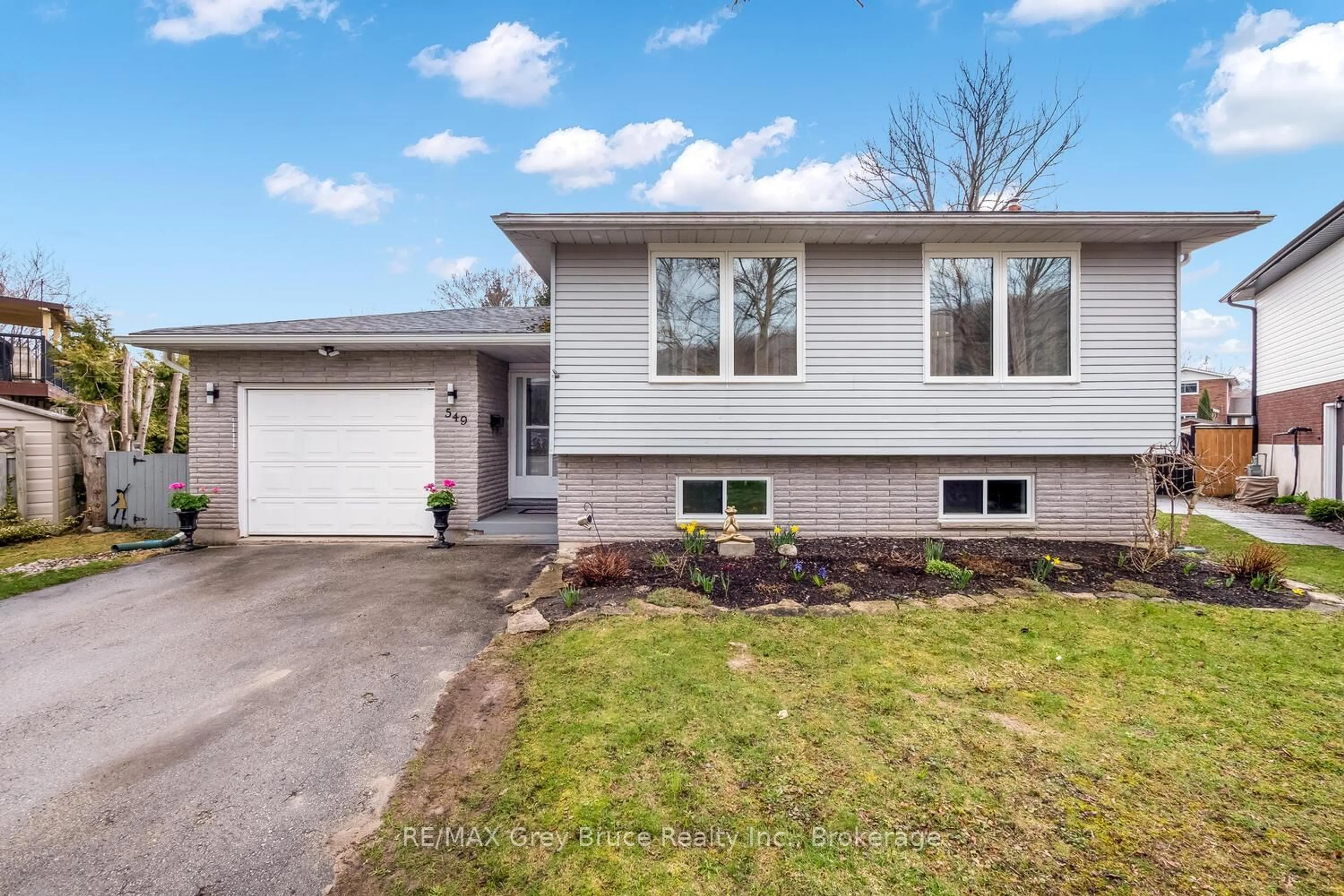 Home with vinyl exterior material, street for 549 2nd St, Owen Sound Ontario N4K 6R6