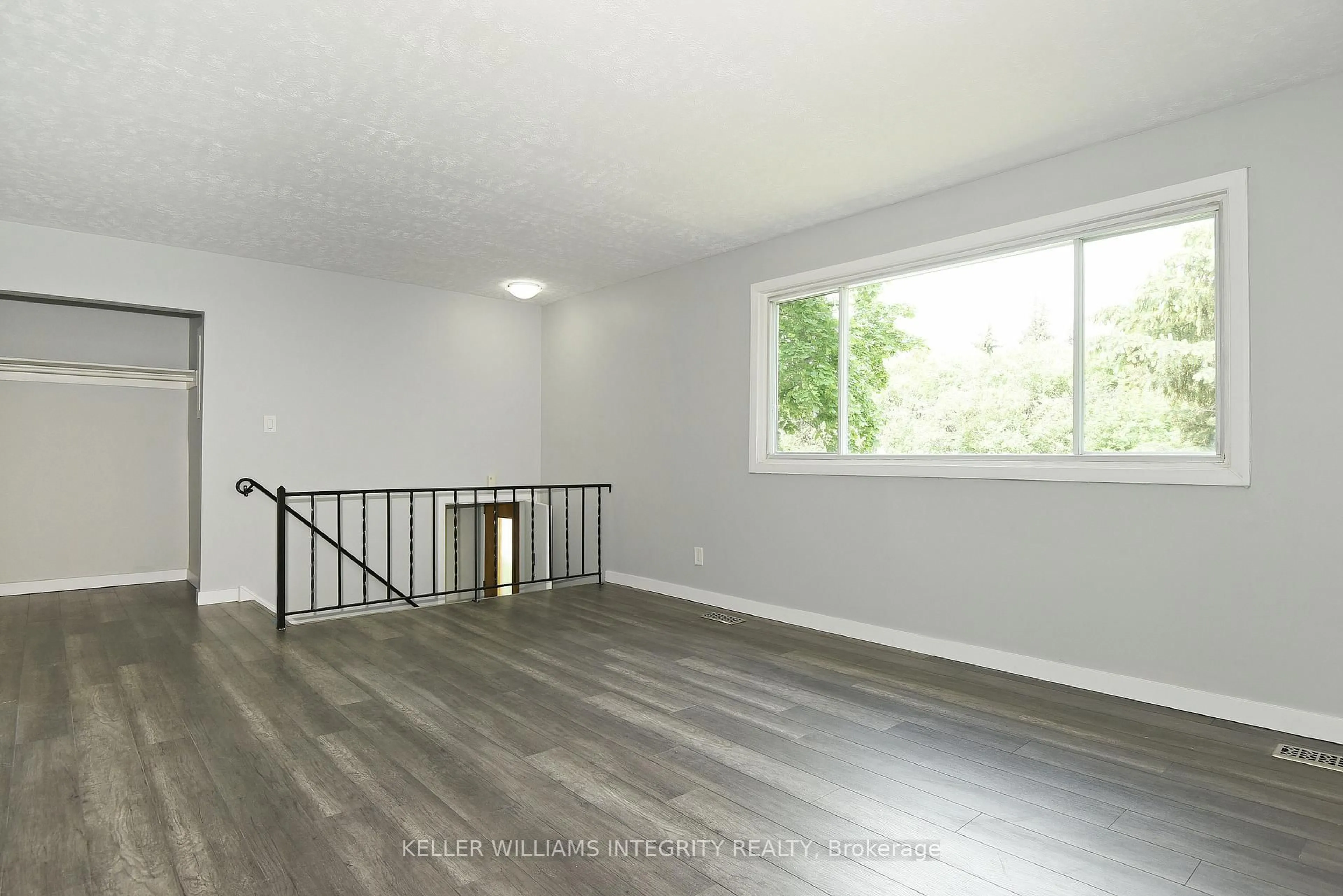A pic of a room for 384 Tremblay Rd, Ottawa Ontario K1G 0B8