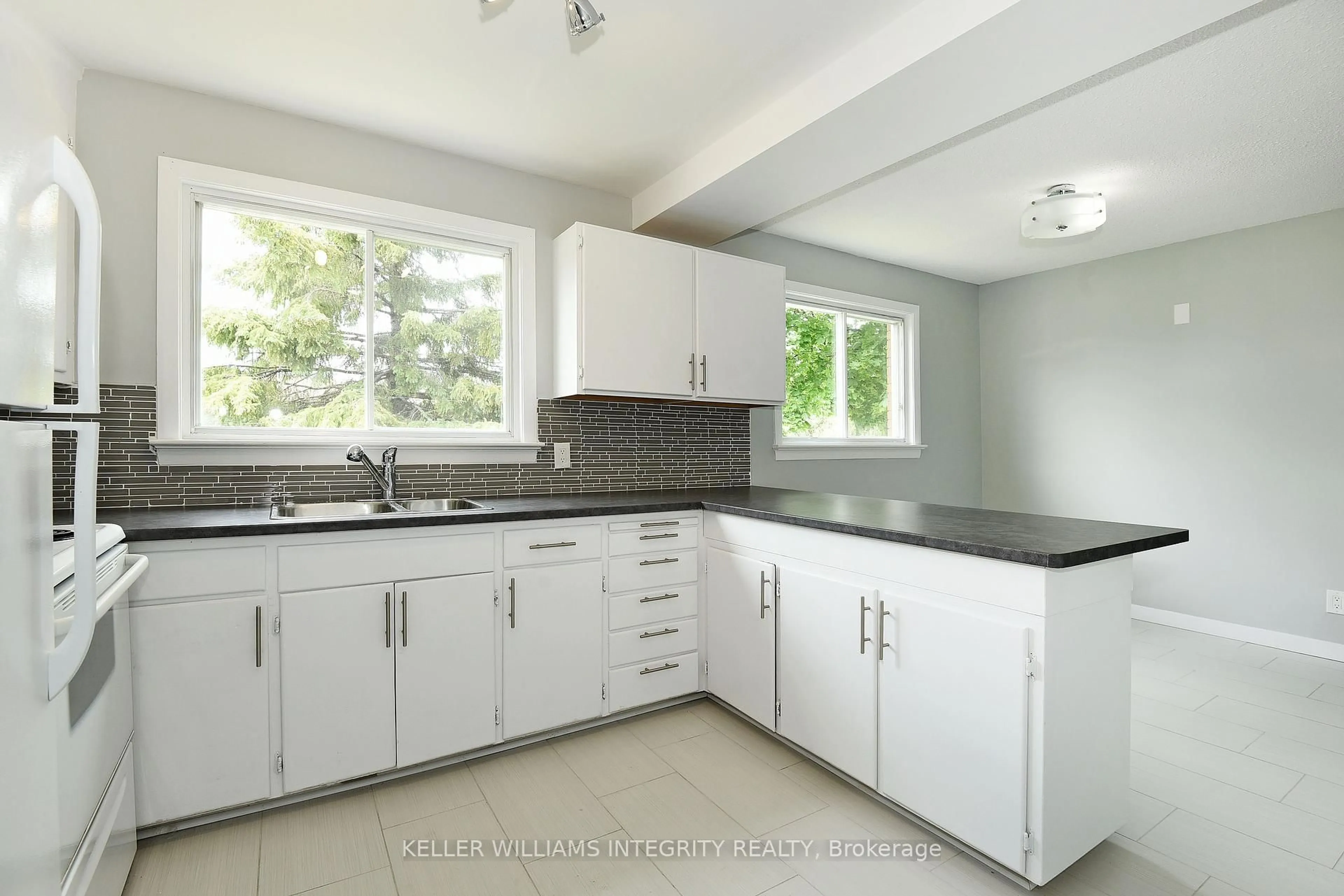 Unknown for 384 Tremblay Rd, Ottawa Ontario K1G 0B8