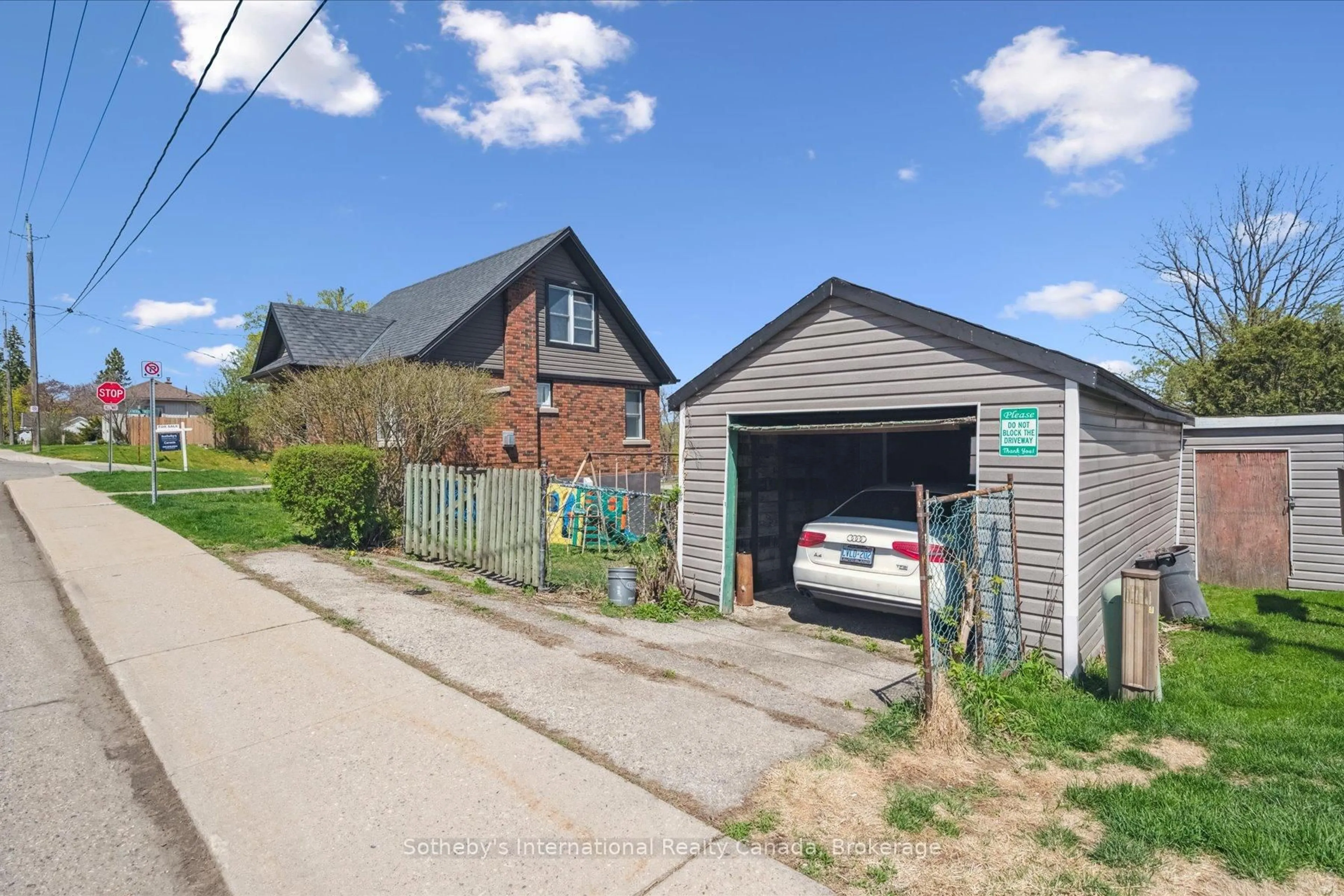 A pic from outside/outdoor area/front of a property/back of a property/a pic from drone, street for 38 Washington St, Brant Ontario N3L 2A7