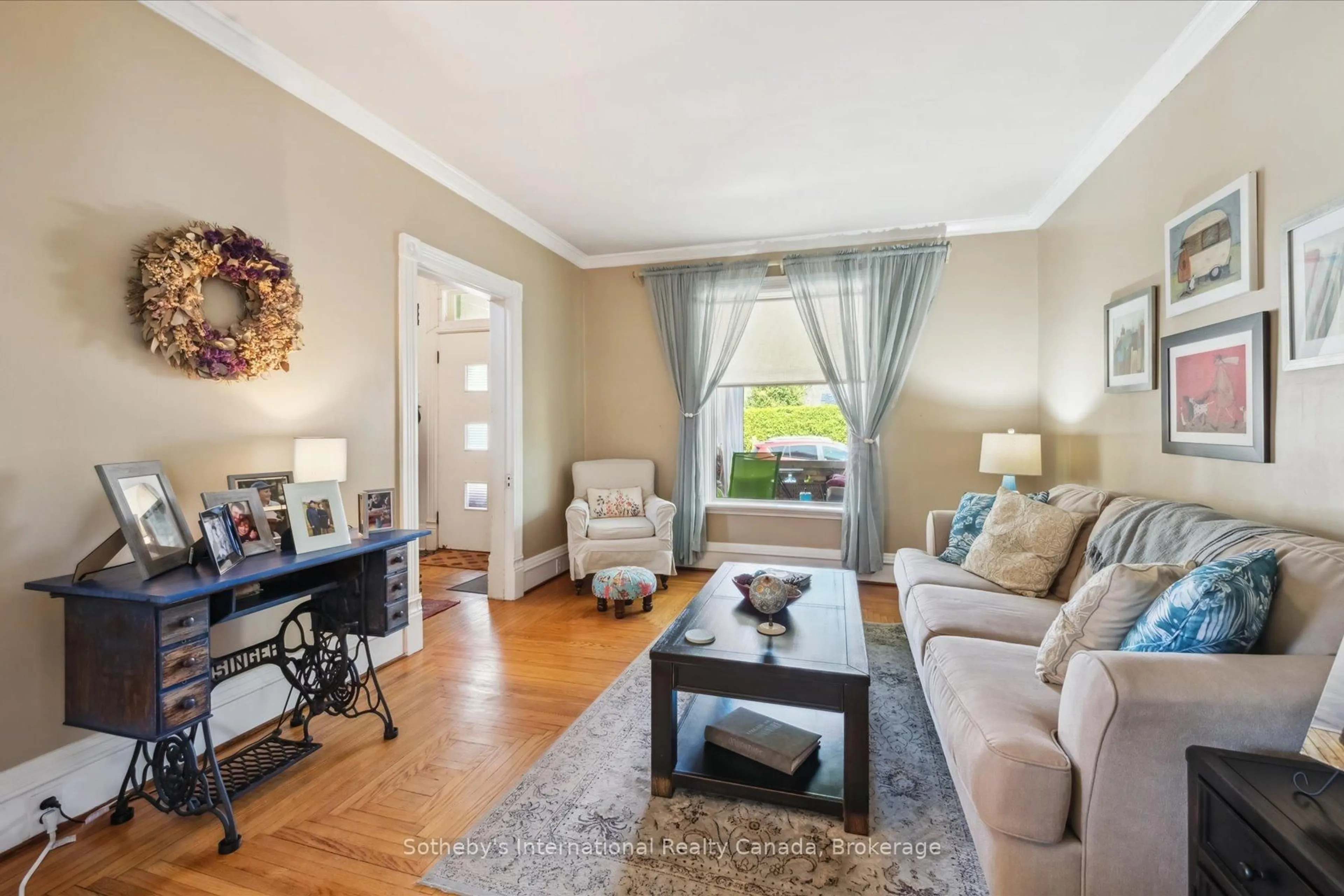 Living room with furniture, unknown for 98 Walnut St, Brant Ontario L6J 1H3