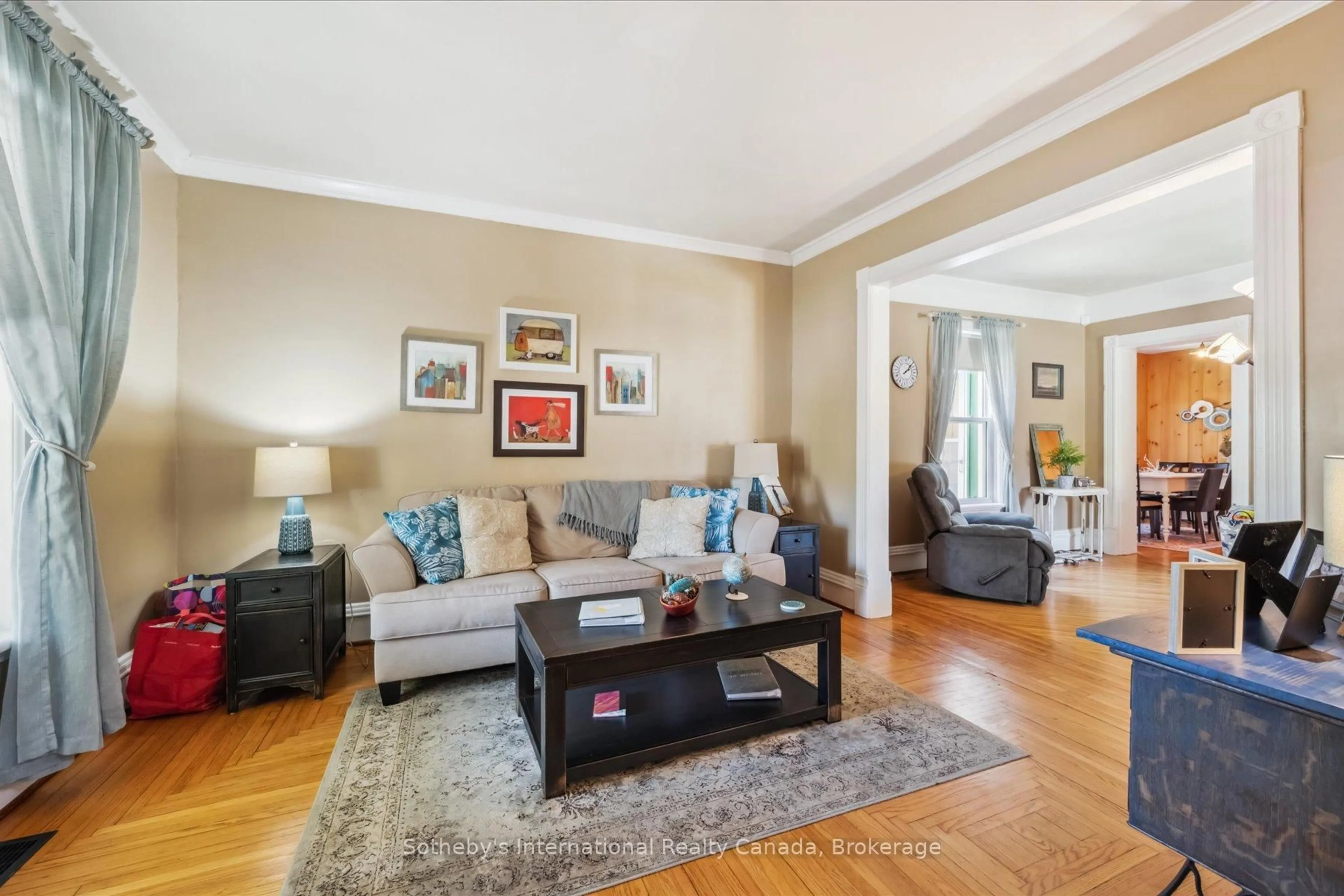 Living room with furniture, unknown for 98 Walnut St, Brant Ontario L6J 1H3