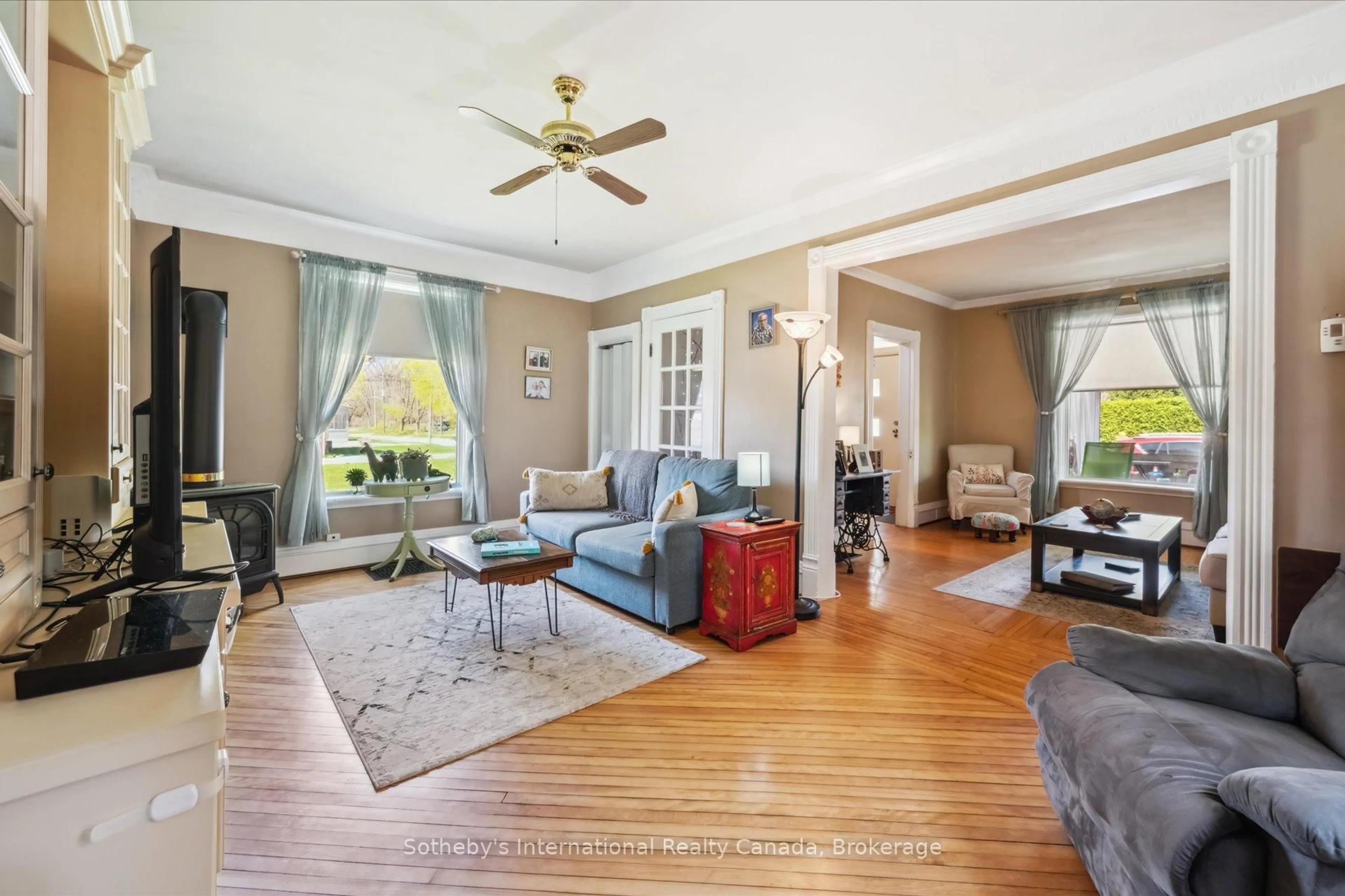 Living room with furniture, unknown for 98 Walnut St, Brant Ontario L6J 1H3