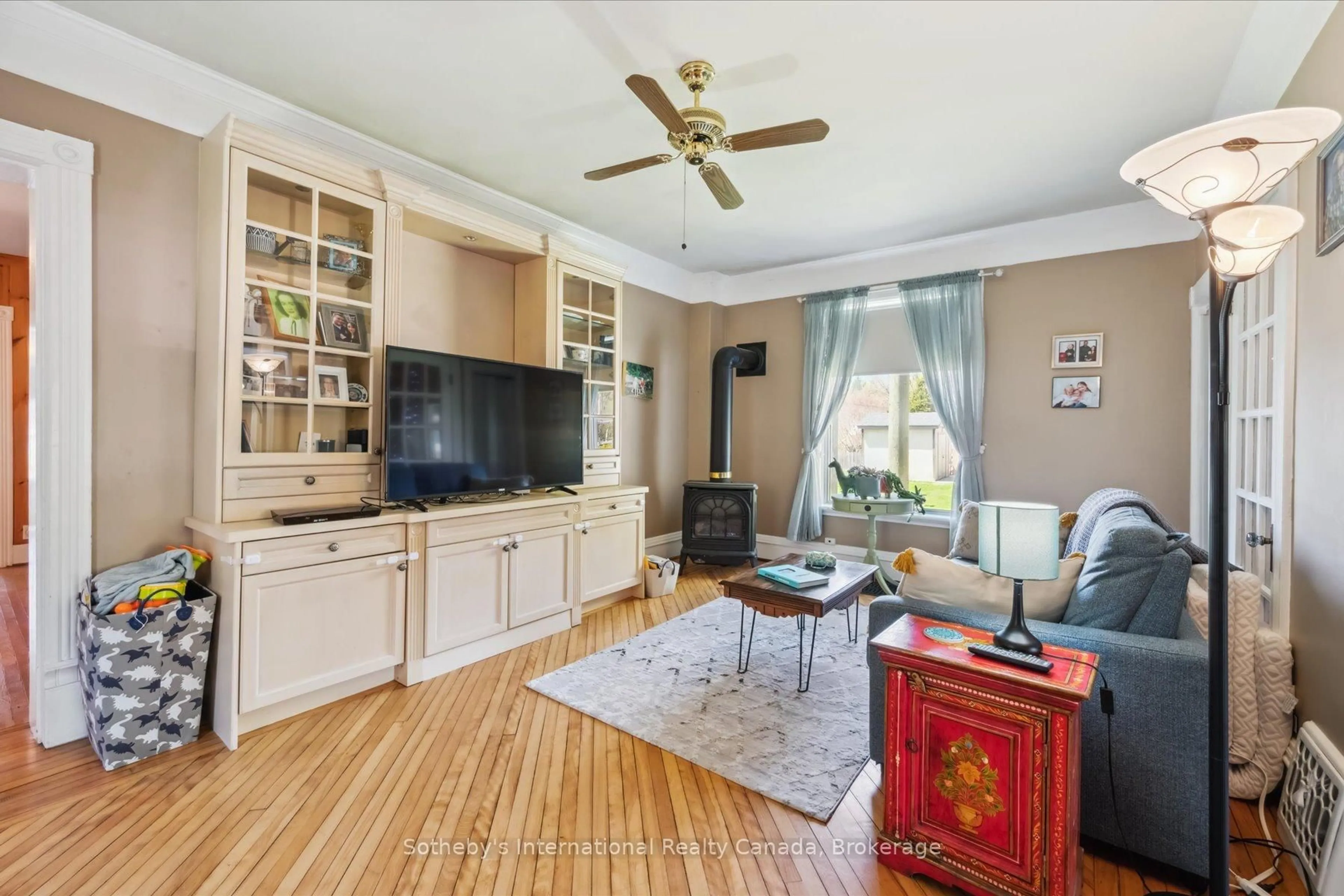 Living room with furniture, unknown for 98 Walnut St, Brant Ontario L6J 1H3