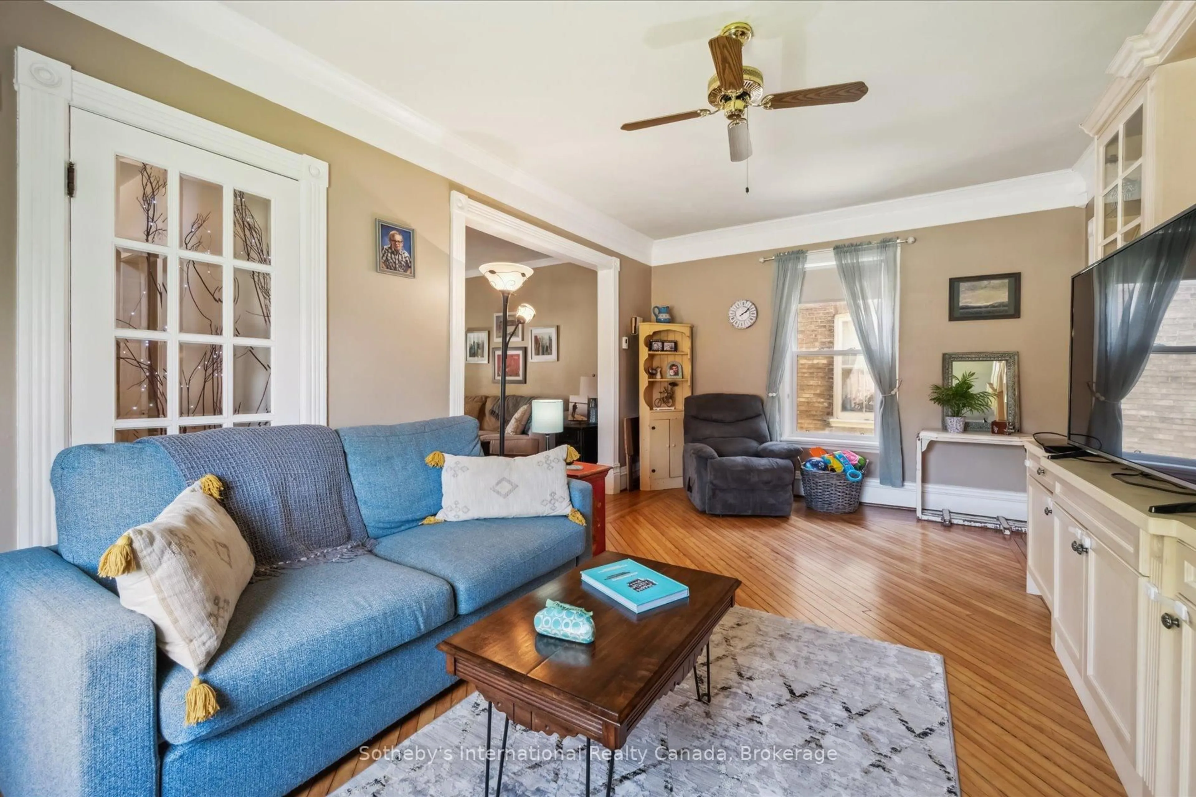 Living room with furniture, unknown for 98 Walnut St, Brant Ontario L6J 1H3
