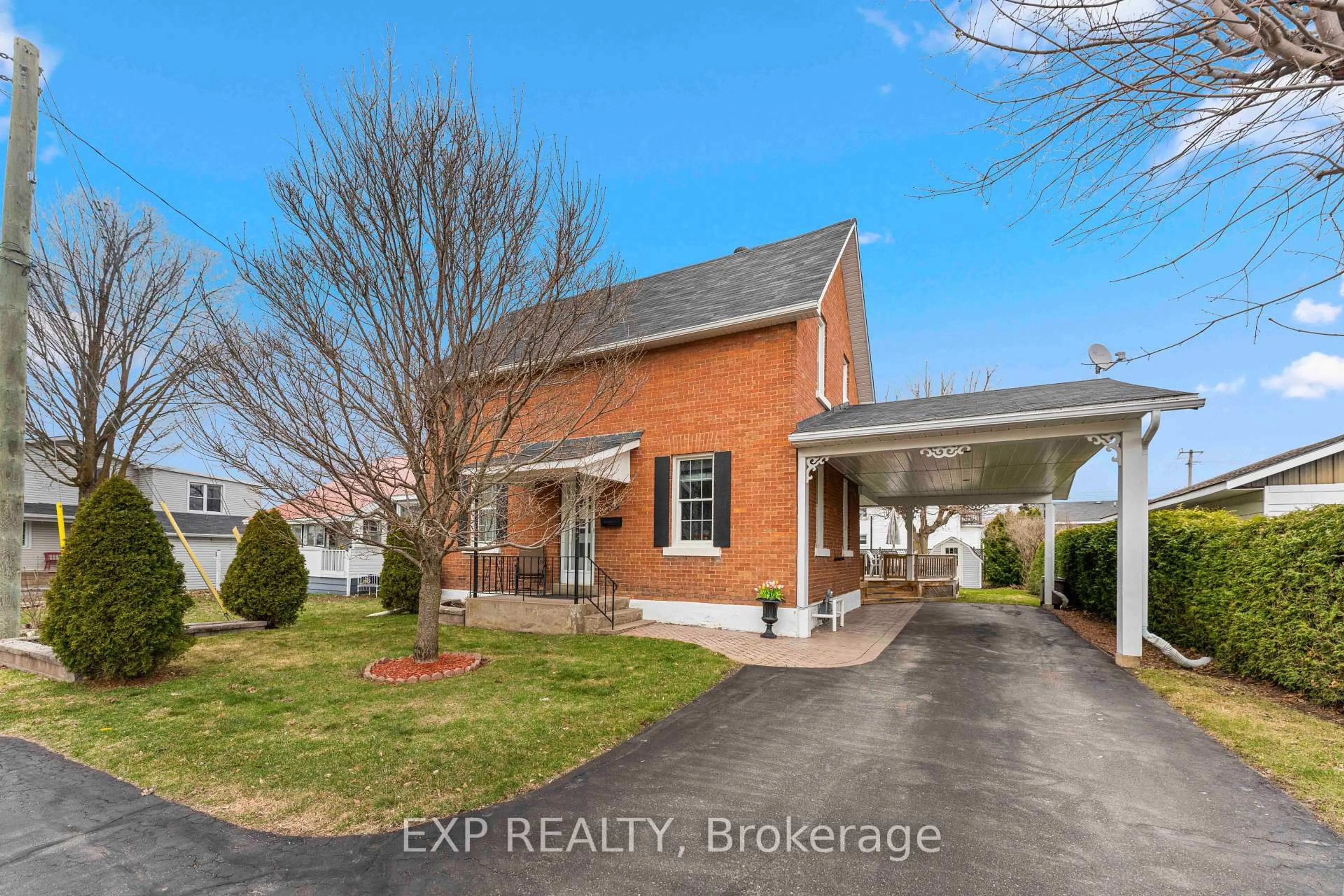 Home with brick exterior material, unknown for 703 Seventh St, Renfrew Ontario K7V 1B6