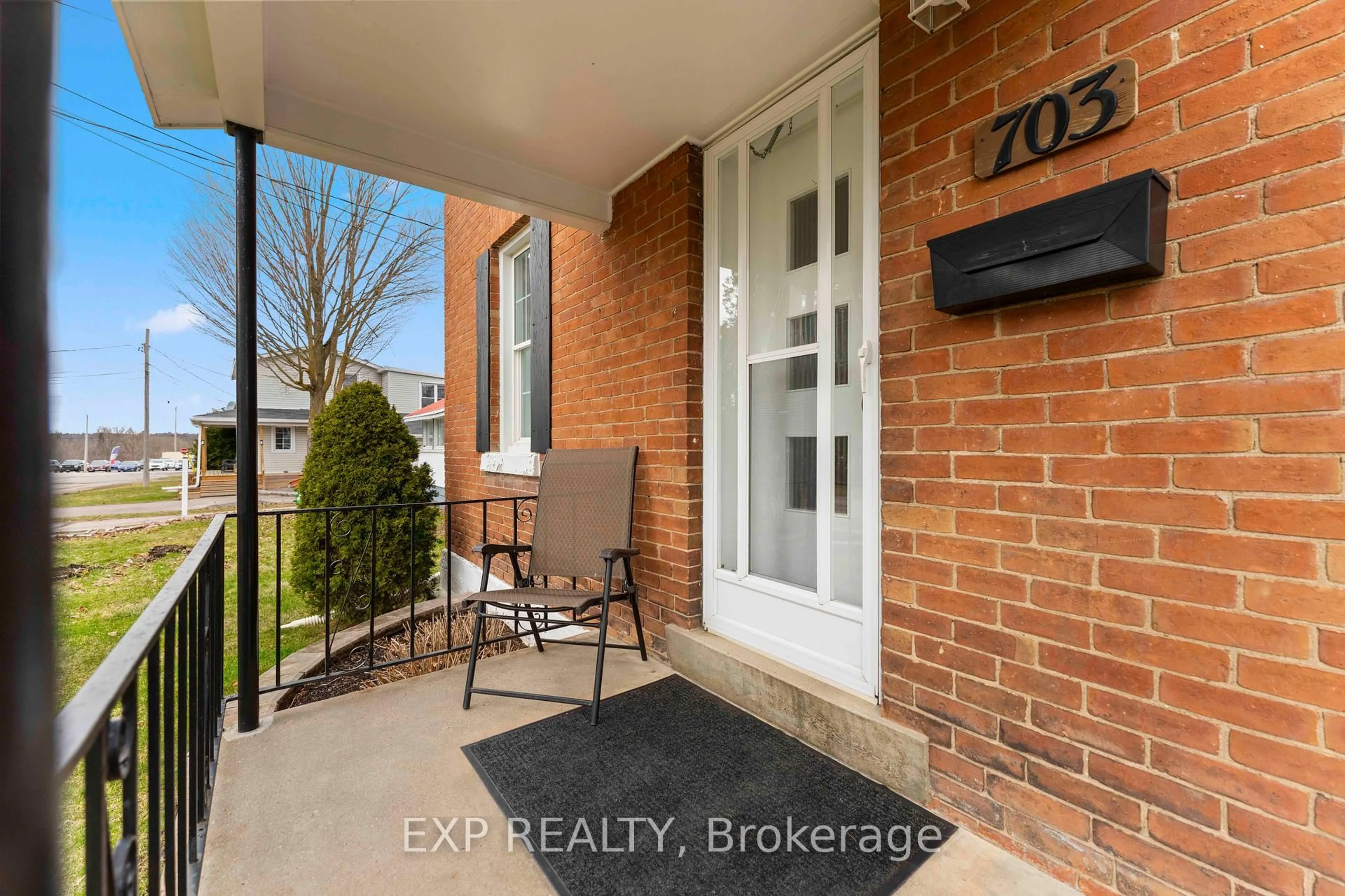 Indoor entryway for 703 Seventh St, Renfrew Ontario K7V 1B6