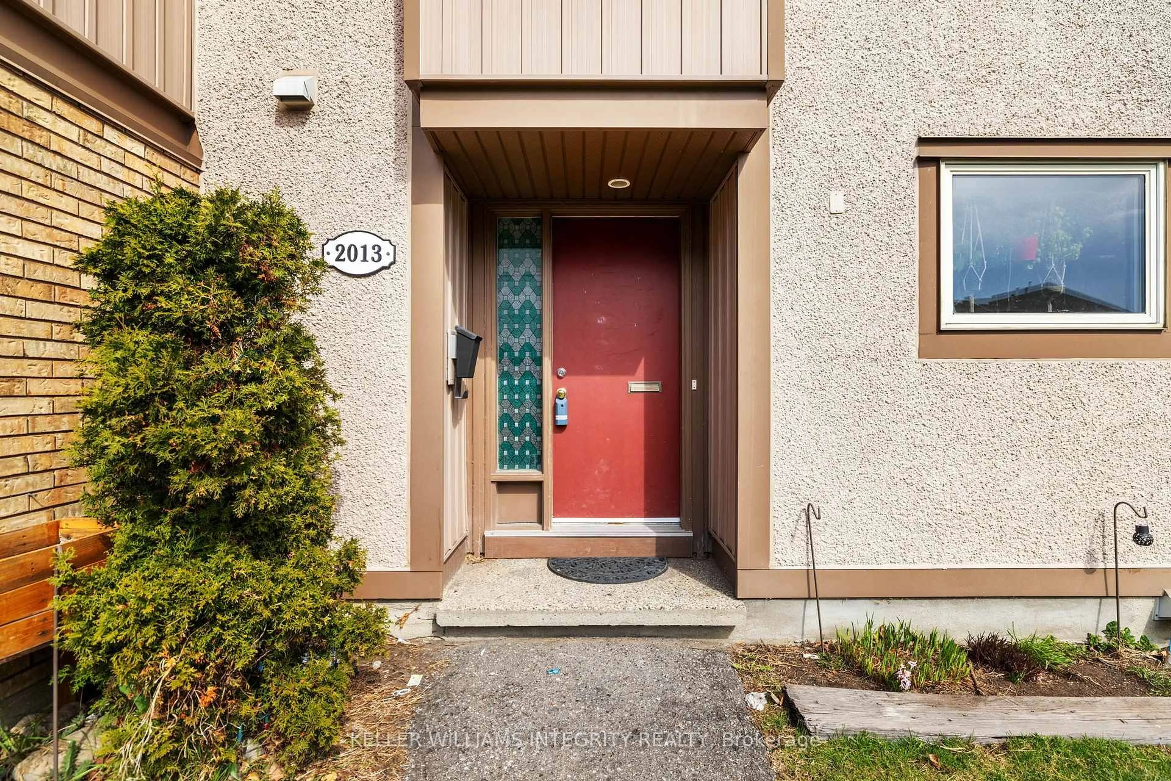 Indoor entryway for 2013 Stonehenge Cres, Ottawa Ontario K1B 4N7