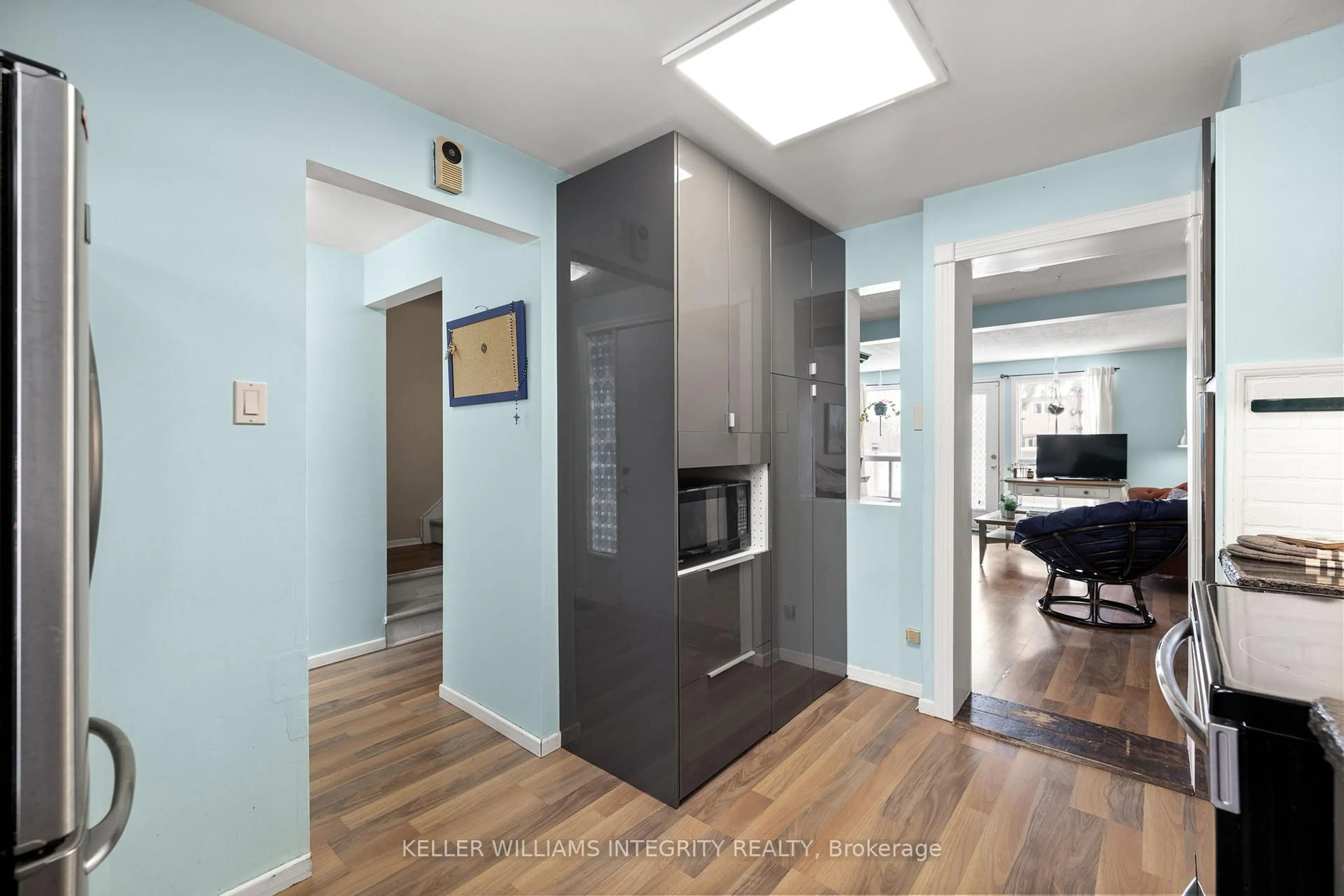 Indoor entryway for 2013 Stonehenge Cres, Ottawa Ontario K1B 4N7