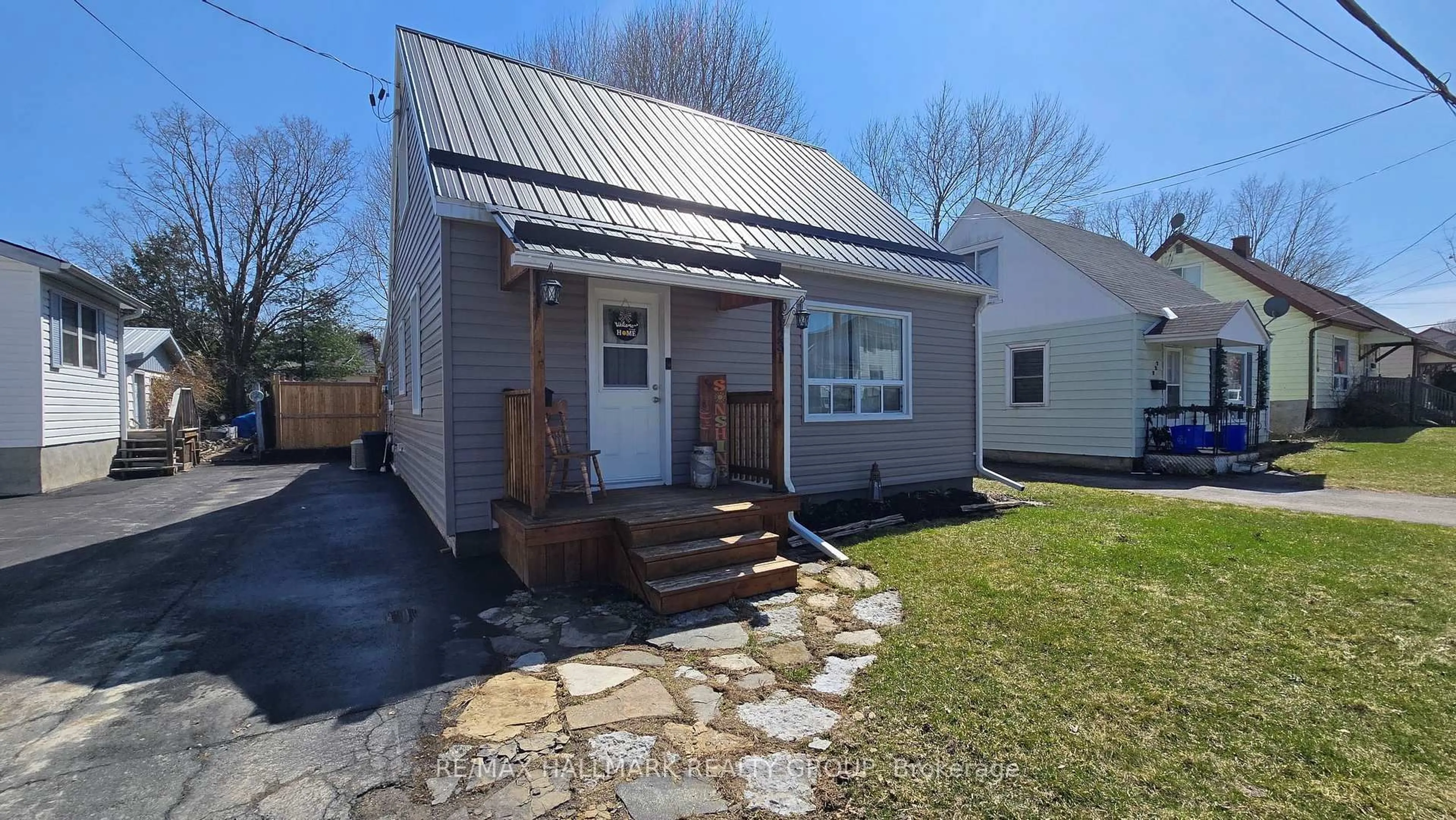 Home with vinyl exterior material, street for 231 William Ave, Renfrew Ontario K7V 2Z4