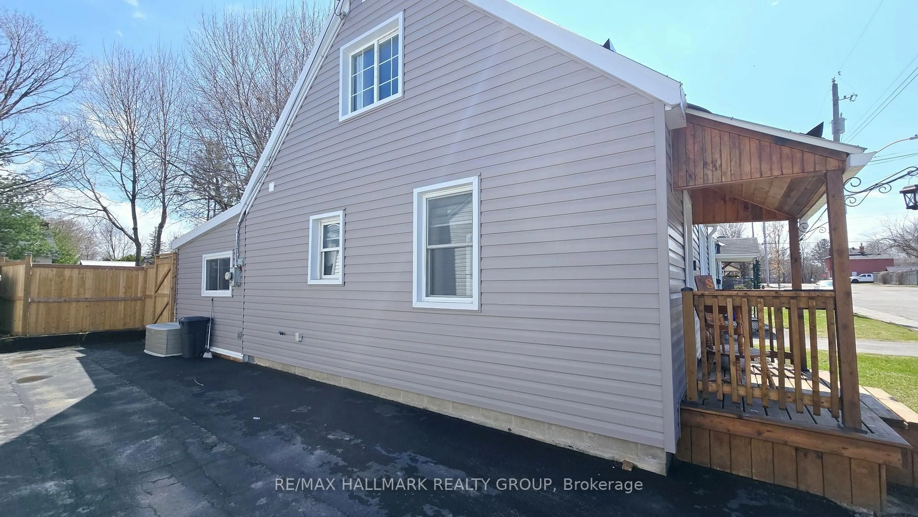 Home with vinyl exterior material, street for 231 William Ave, Renfrew Ontario K7V 2Z4