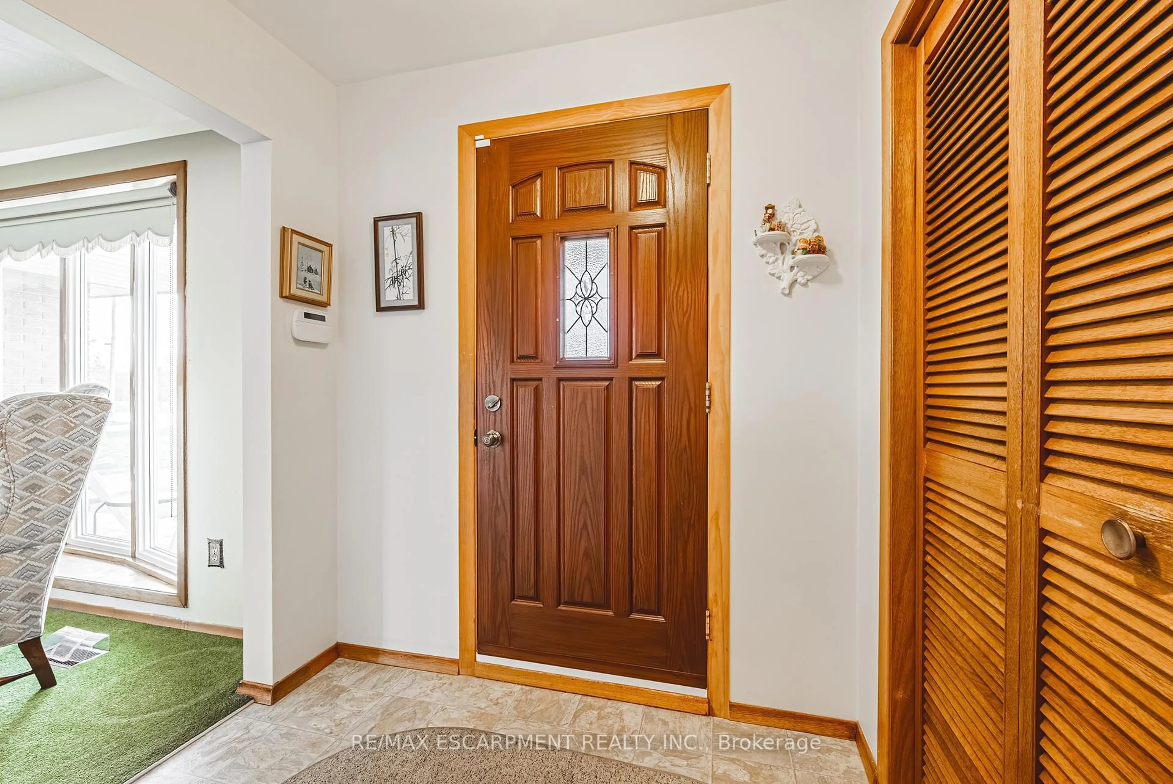 Indoor entryway for 90 Pottruff Rd, Hamilton Ontario L8H 2M1