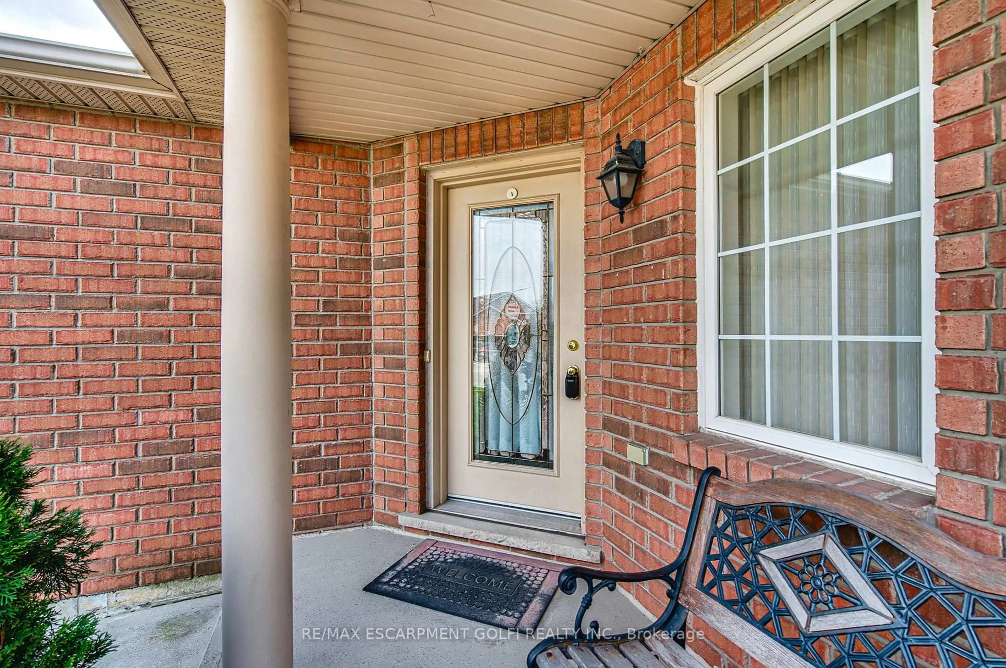 Indoor entryway for 24 DIAMOND Crt, Hamilton Ontario L9C 7V5