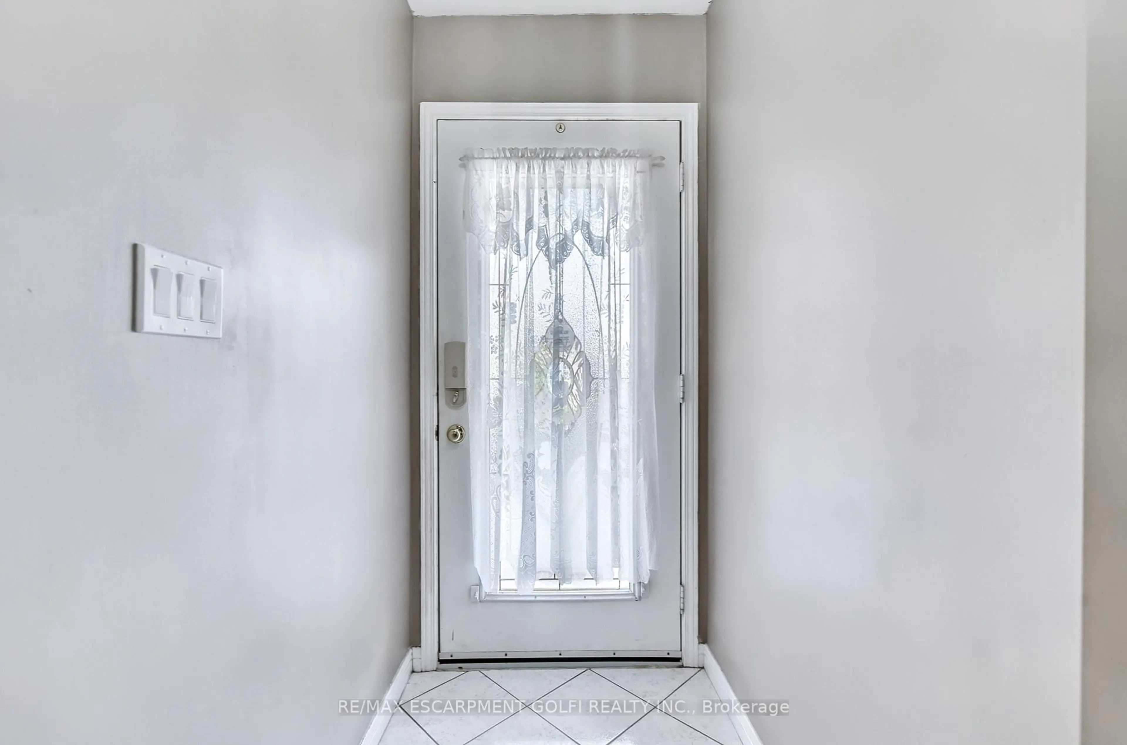 Indoor entryway for 24 DIAMOND Crt, Hamilton Ontario L9C 7V5