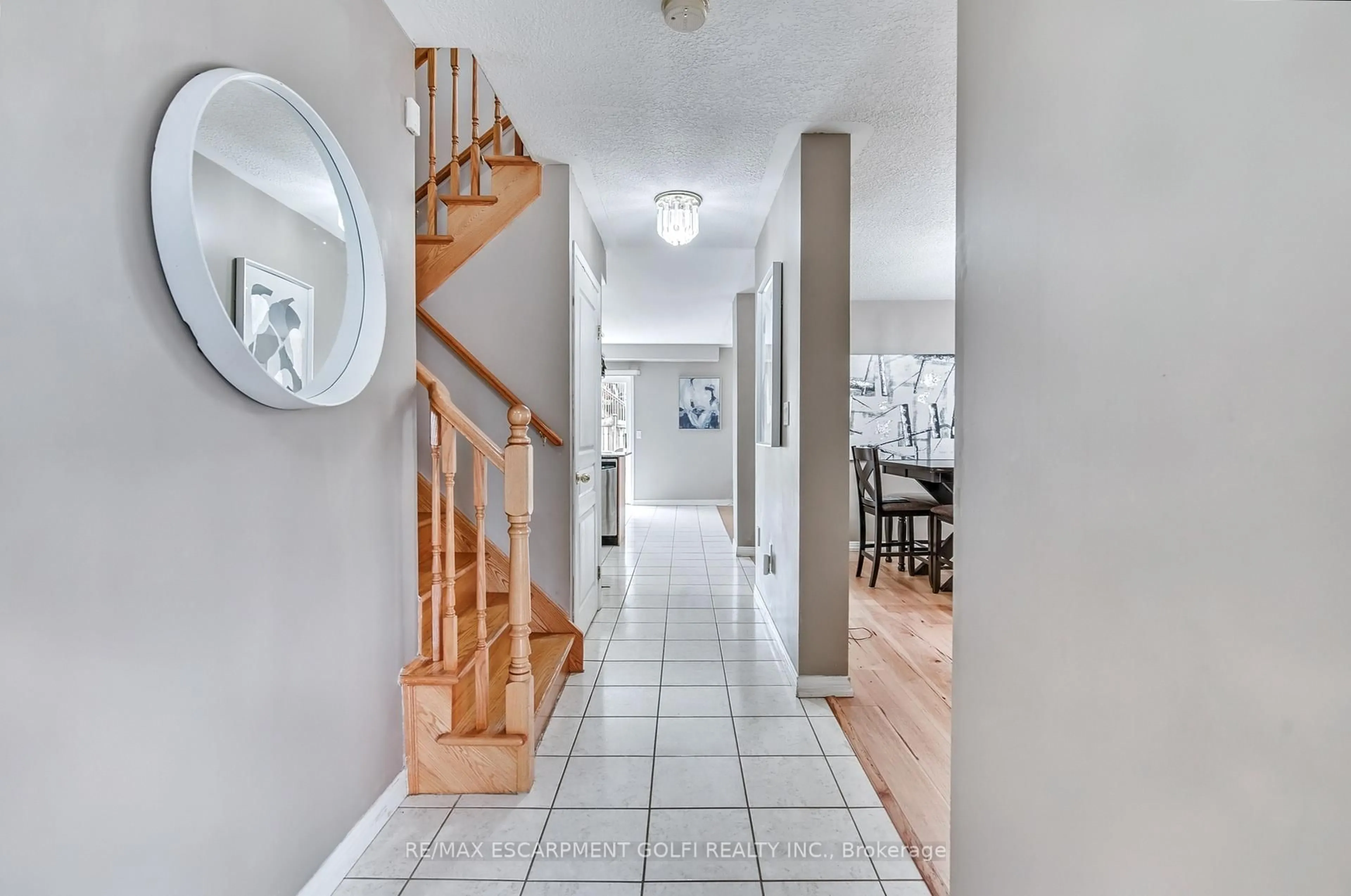 Indoor entryway for 24 DIAMOND Crt, Hamilton Ontario L9C 7V5