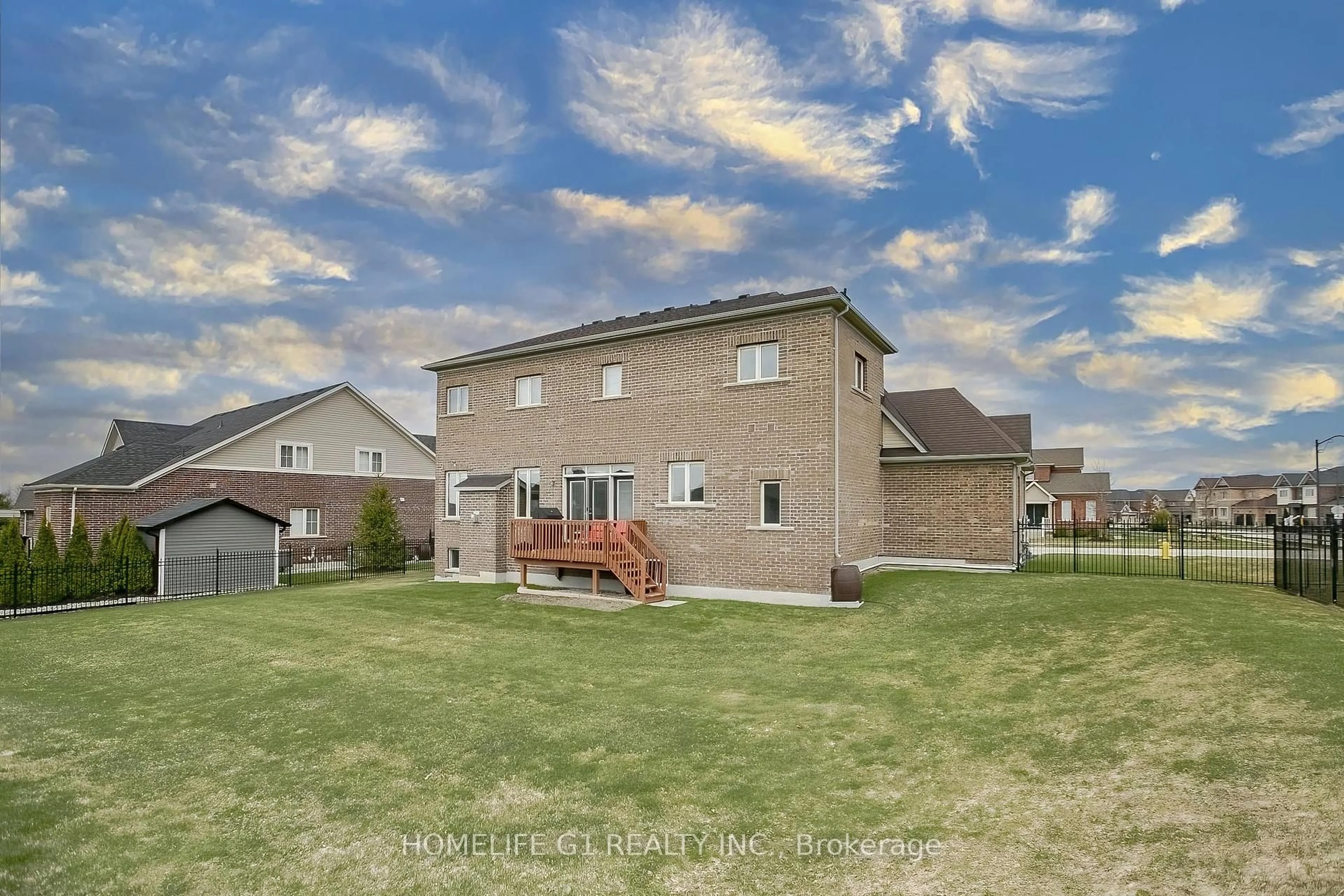 A pic from outside/outdoor area/front of a property/back of a property/a pic from drone, unknown for 18 Meek Ave, Mono Ontario L9W 6W8