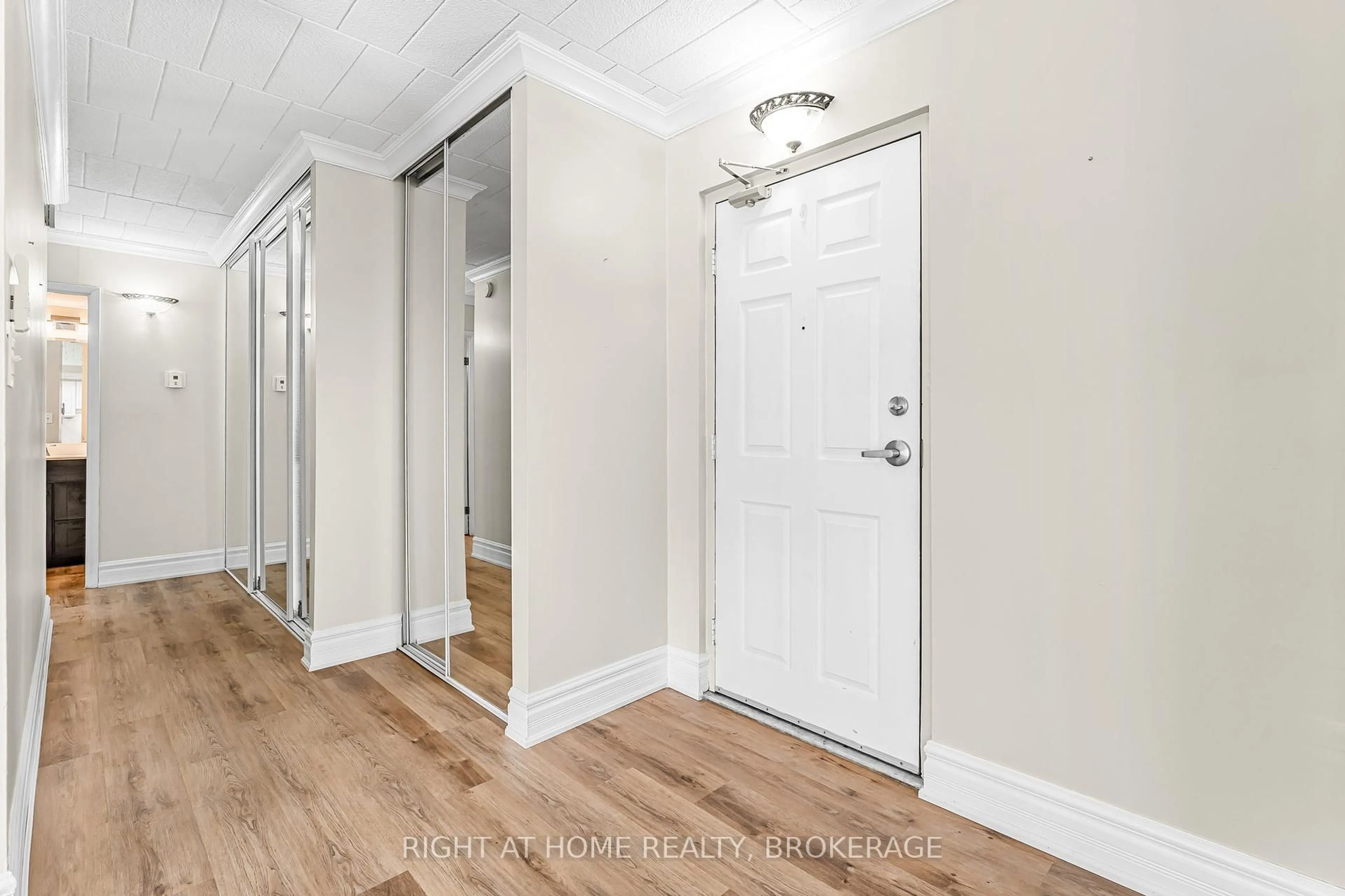 Indoor entryway for 20 John St #102, Grimsby Ontario L3M 1X5