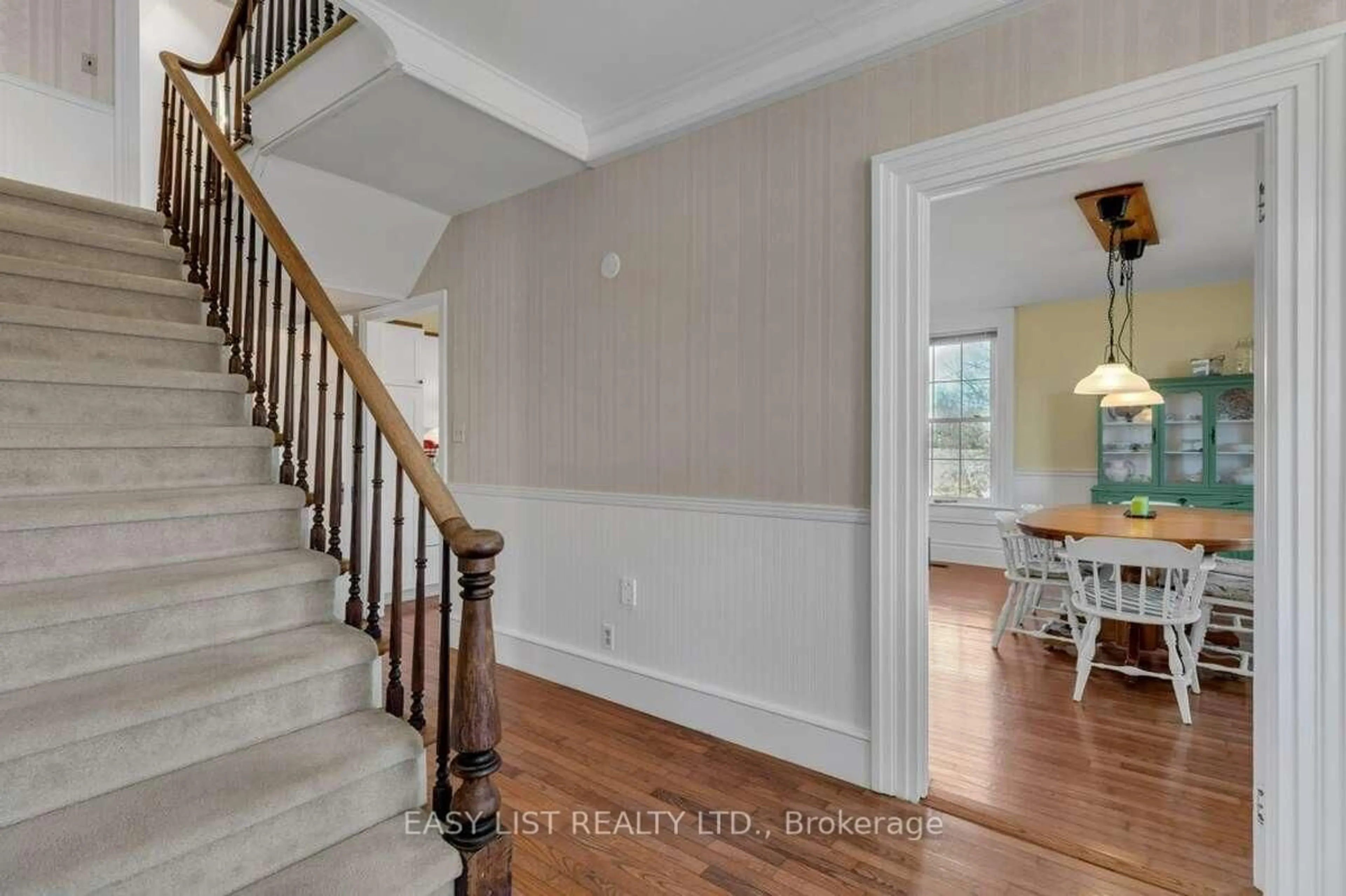 Indoor entryway for 9589 Loyalist Pkwy, Bath Ontario K0H 1G0