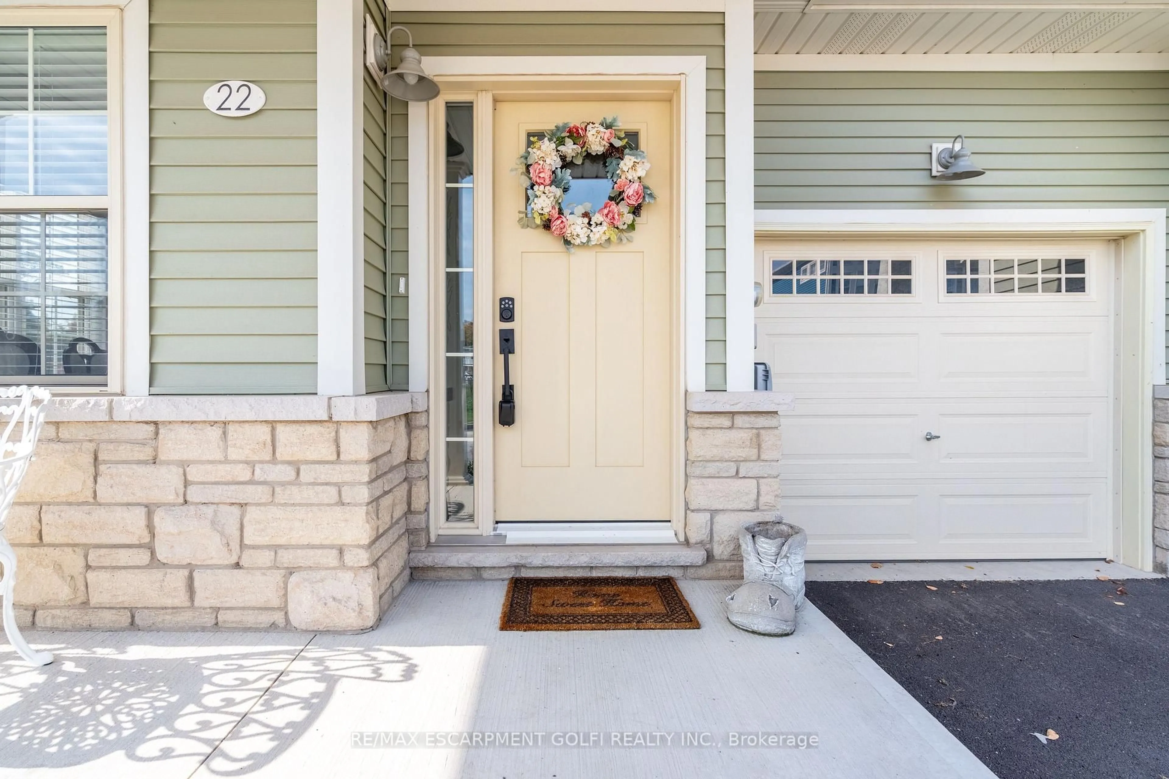 Indoor entryway for 22 SOUTH COAST Circ, Fort Erie Ontario L0S 1B0