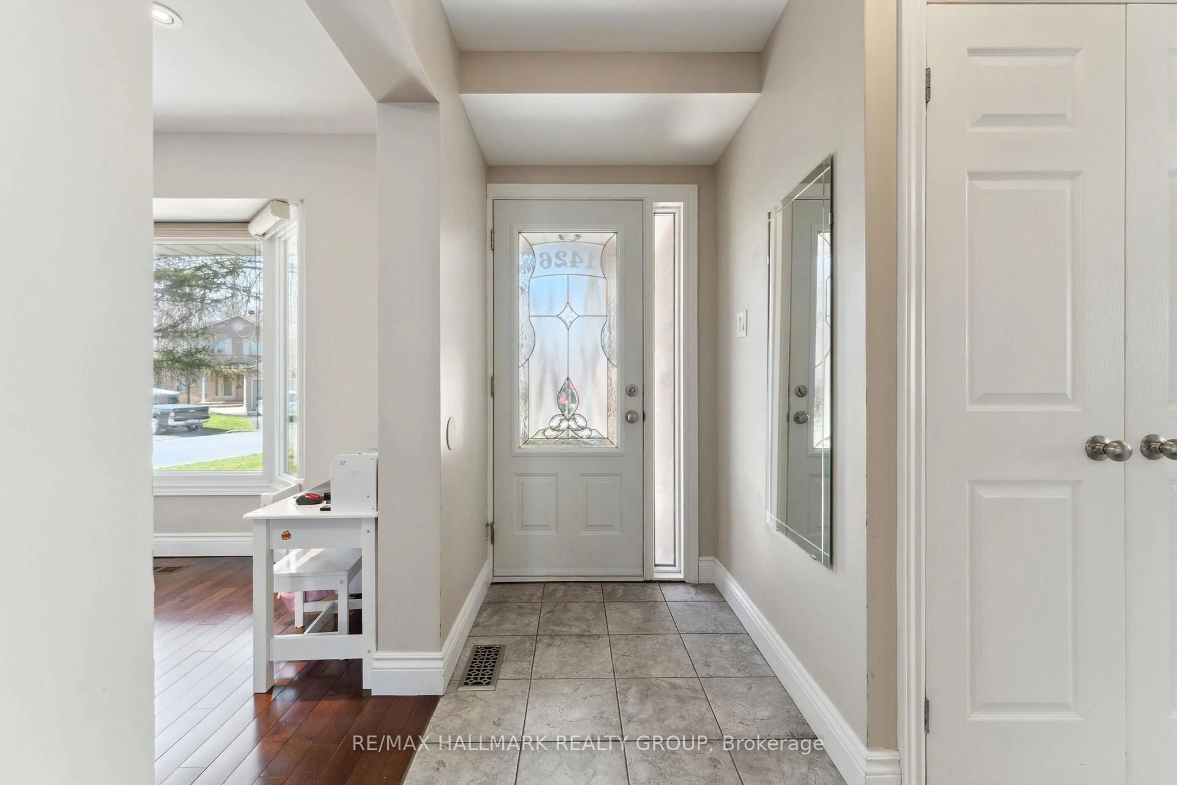 Indoor entryway for 1426 Larkhaven Cres, Orleans Ontario K1C 5A1