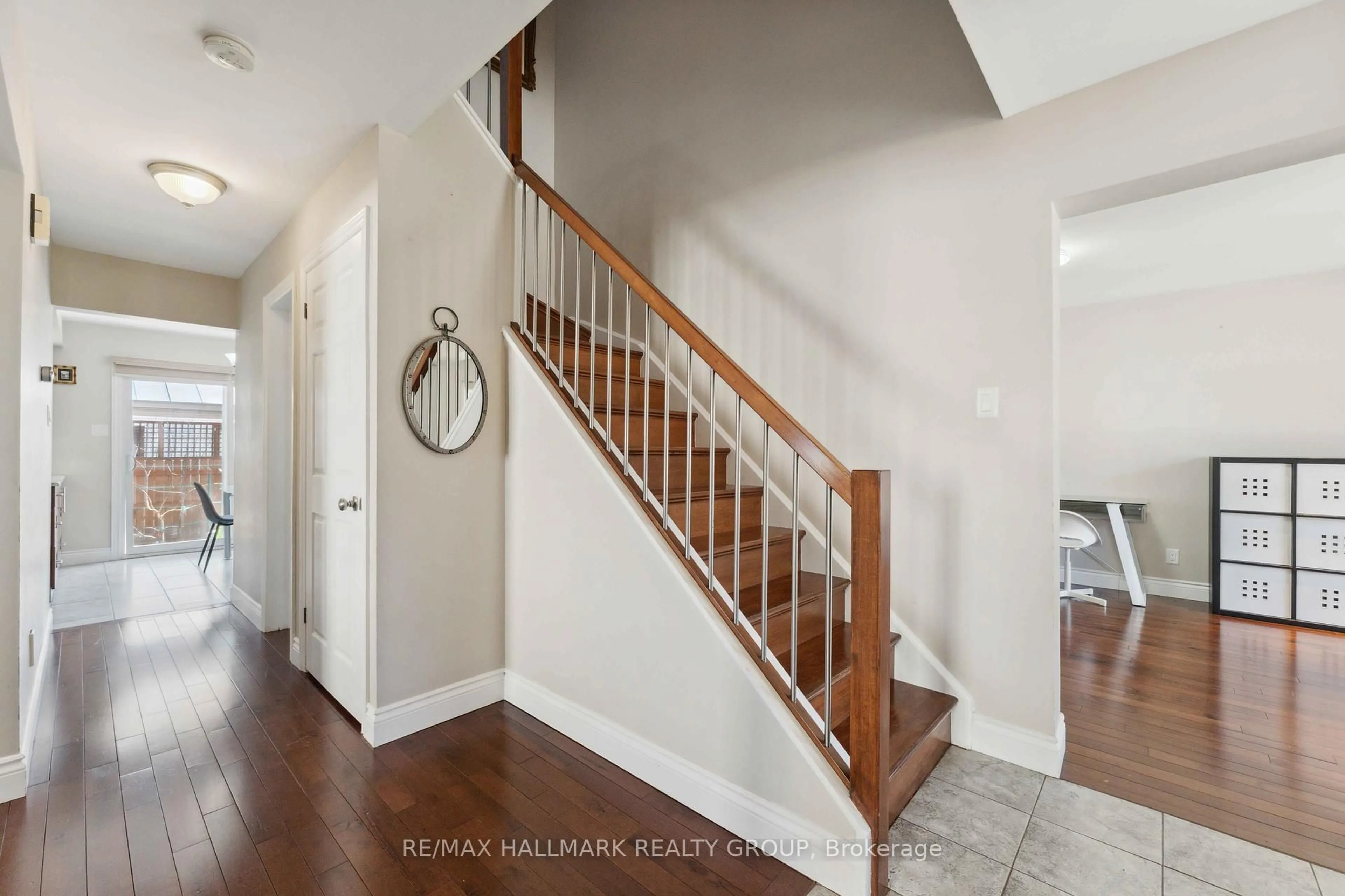 Indoor entryway for 1426 Larkhaven Cres, Orleans Ontario K1C 5A1