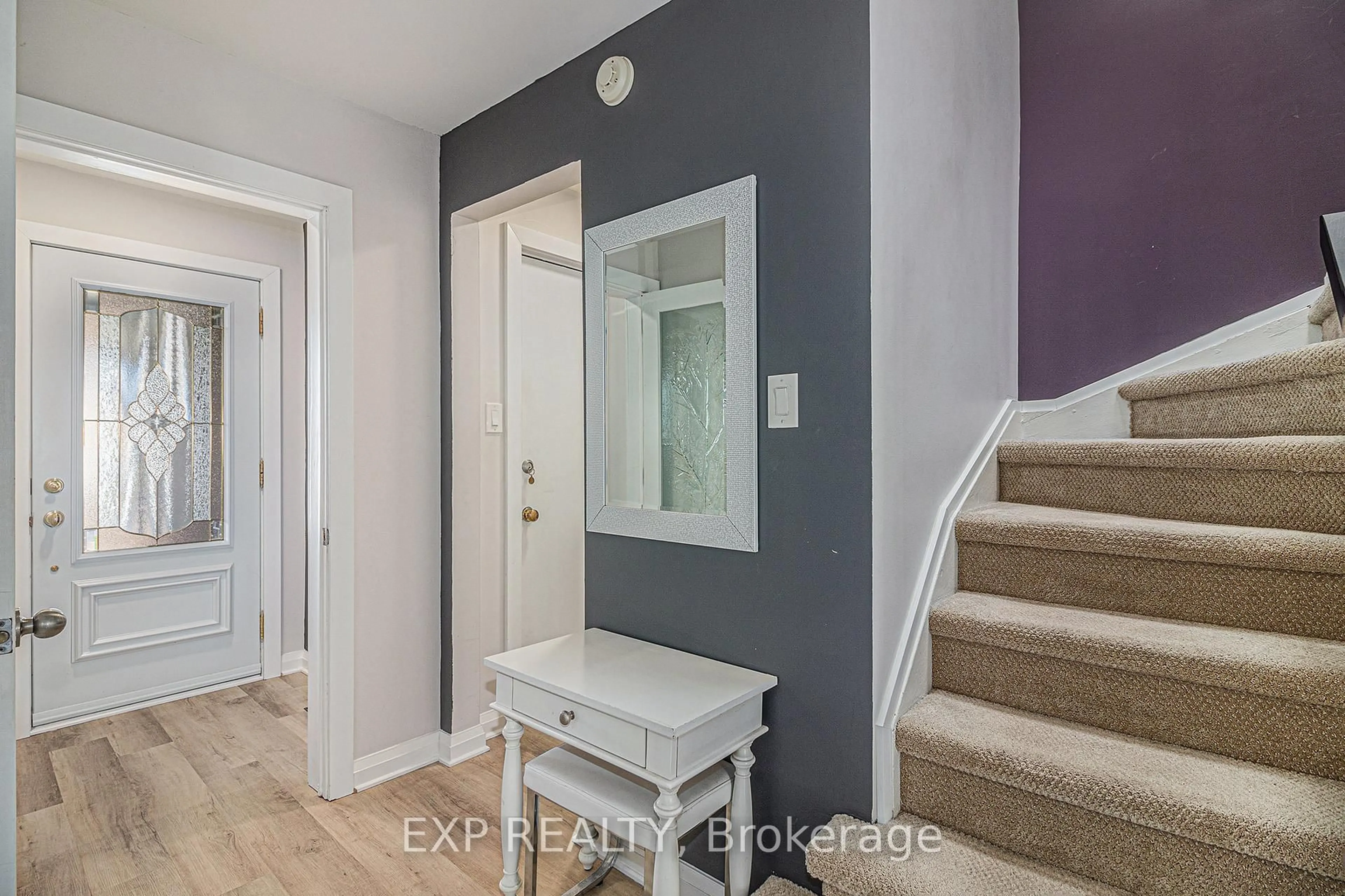 Indoor entryway for 374 Mockingbird Dr, Orleans Ontario K1E 2V3