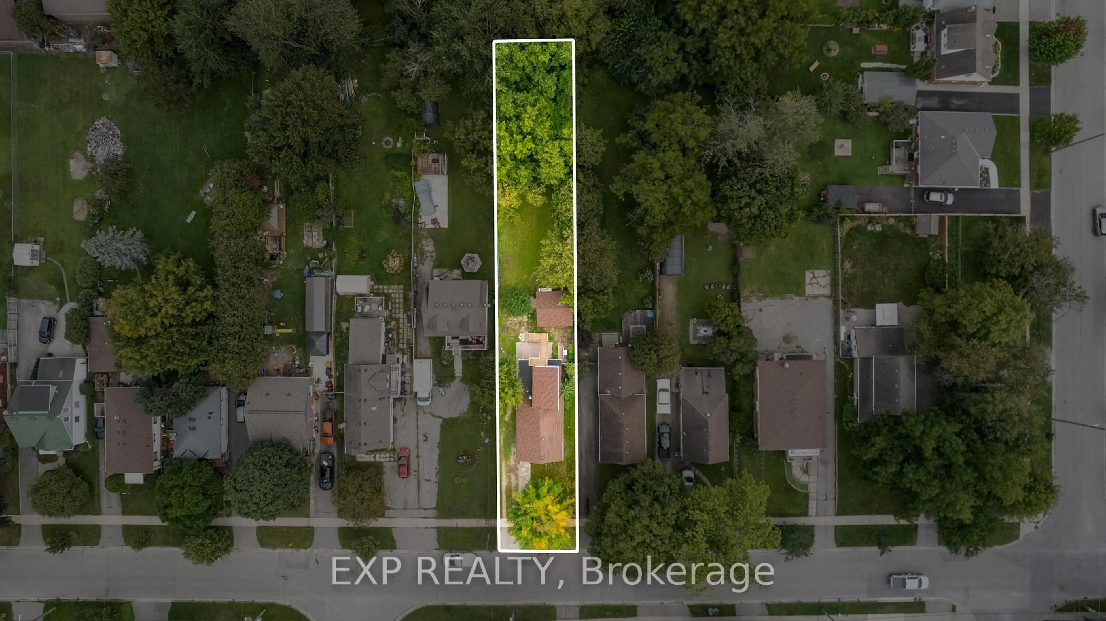 A pic from outside/outdoor area/front of a property/back of a property/a pic from drone, street for 354 Spruce St, London East Ontario N5W 4N7