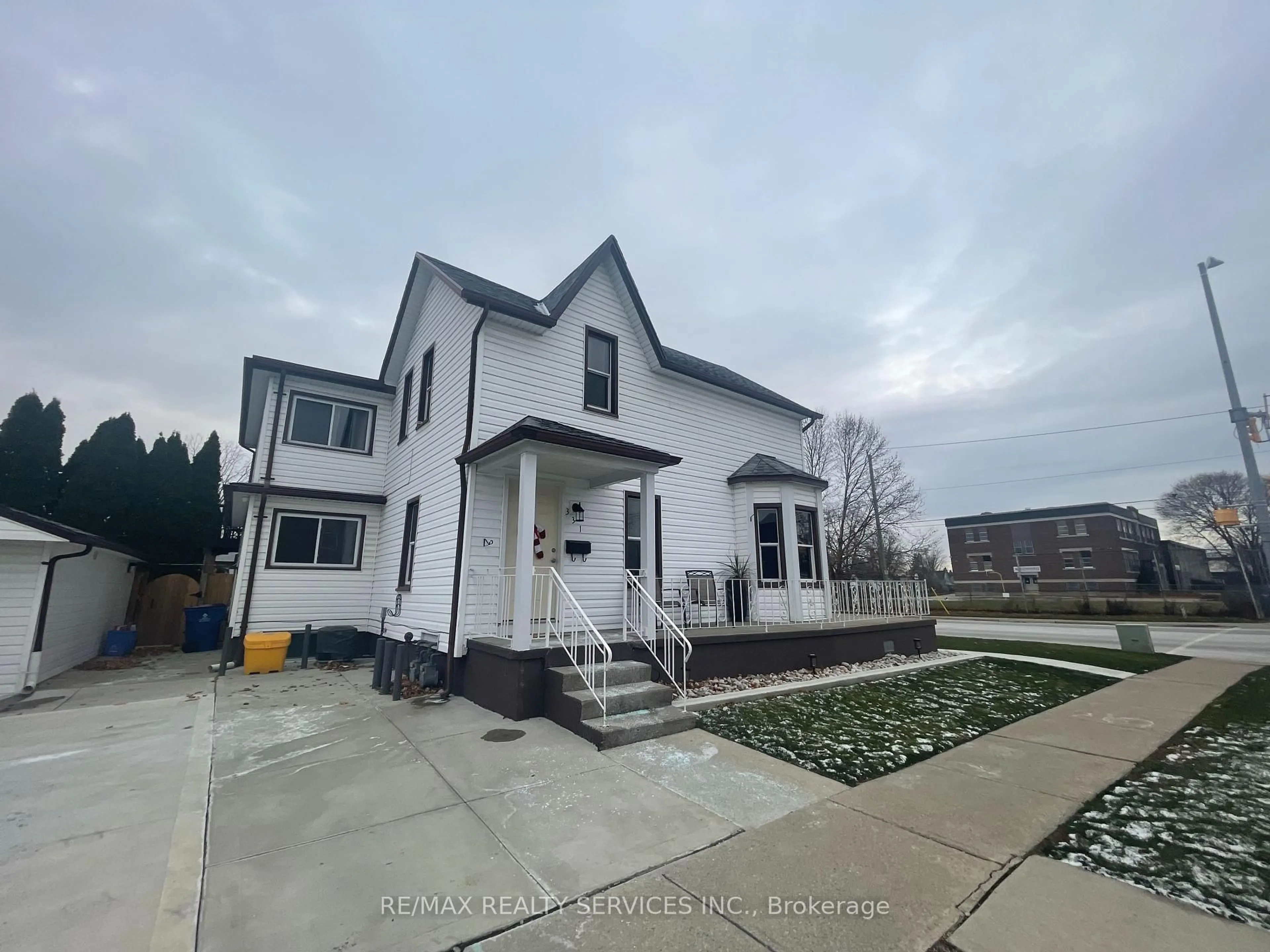 A pic from outside/outdoor area/front of a property/back of a property/a pic from drone, building for 209 Murray St, Chatham-Kent Ontario N8A 1H6