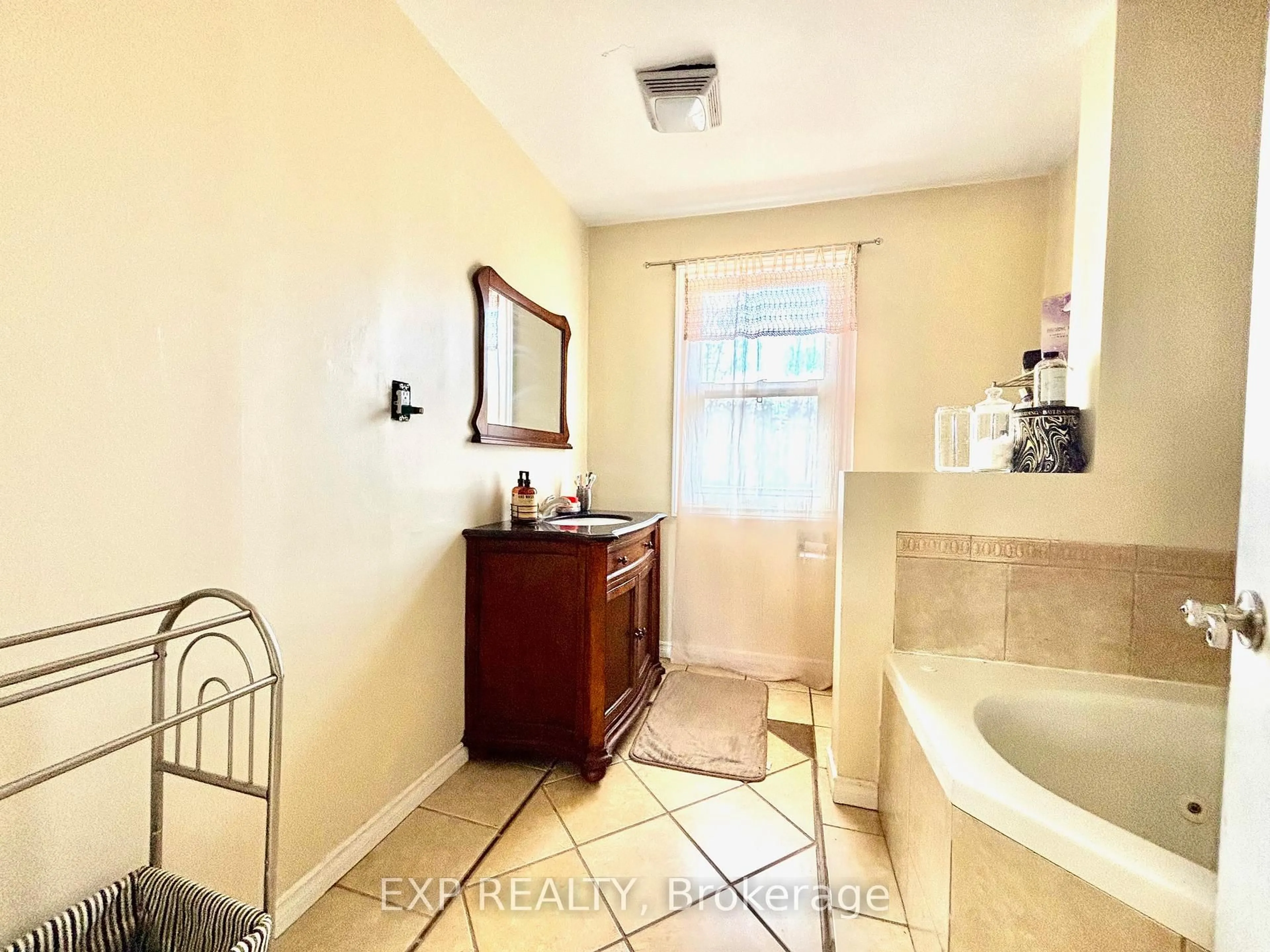 Standard bathroom, ceramic/tile floor for 4 Roche St, Killaloe Ontario K0J 2A0