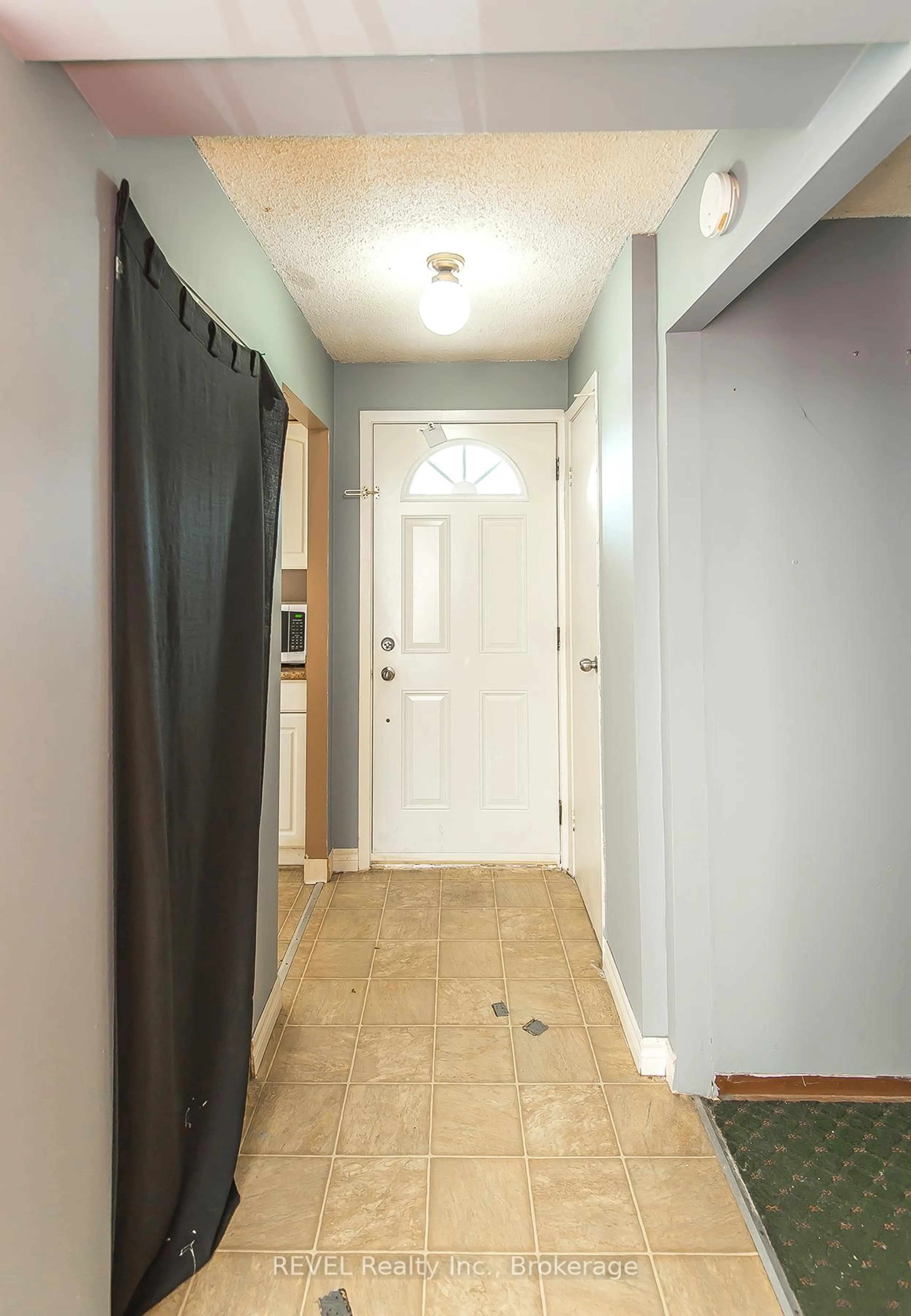 Indoor entryway for 151 Linwell Rd #15, St. Catharines Ontario L2N 6P3
